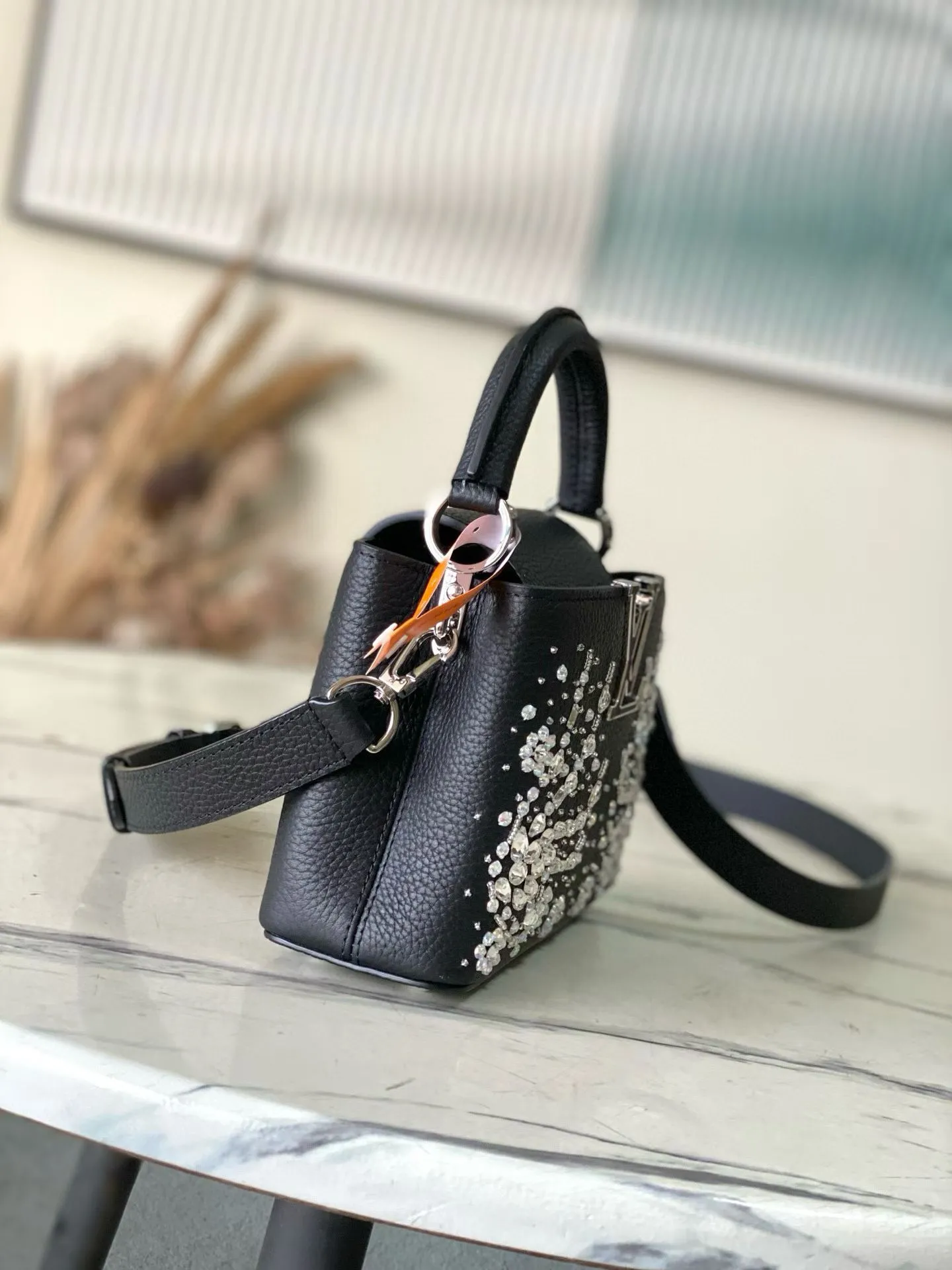 💰2700 "Special Grade Original Leather" M25716 Black Mini As part of the "Extraordinary Series", this Capni mini bag has been redesigned with exquisite embroidery technology. It's made from calfskin and embellished with shimmering sequins in a romantic floral pattern and finished with gold-toned hardware. The backpack design provides a separated interior space and features the iconic LV initials as a tribute to the brand's exquisite craftsmanship. Dimensions: 21 x 13.6 x 8cm