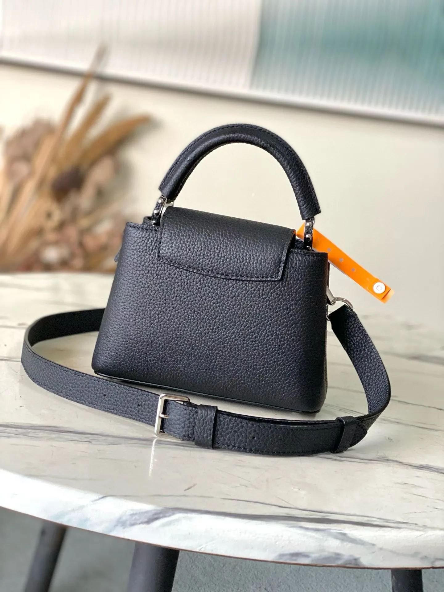 💰2700 "Special Grade Original Leather" M25716 Black Mini As part of the "Extraordinary Series", this Capni mini bag has been redesigned with exquisite embroidery technology. It's made from calfskin and embellished with shimmering sequins in a romantic floral pattern and finished with gold-toned hardware. The backpack design provides a separated interior space and features the iconic LV initials as a tribute to the brand's exquisite craftsmanship. Dimensions: 21 x 13.6 x 8cm