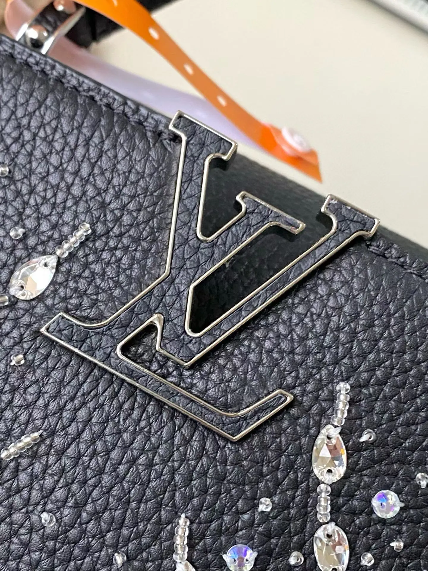 💰2700 "Special Grade Original Leather" M25716 Black Mini As part of the "Extraordinary Series", this Capni mini bag has been redesigned with exquisite embroidery technology. It's made from calfskin and embellished with shimmering sequins in a romantic floral pattern and finished with gold-toned hardware. The backpack design provides a separated interior space and features the iconic LV initials as a tribute to the brand's exquisite craftsmanship. Dimensions: 21 x 13.6 x 8cm