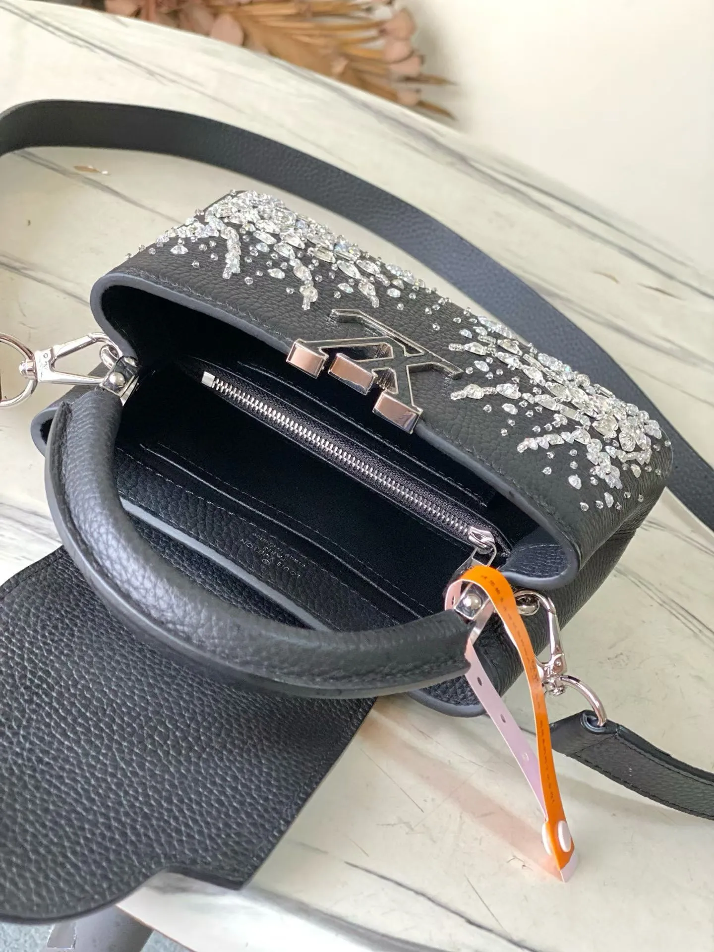 💰2700 "Special Grade Original Leather" M25716 Black Mini As part of the "Extraordinary Series", this Capni mini bag has been redesigned with exquisite embroidery technology. It's made from calfskin and embellished with shimmering sequins in a romantic floral pattern and finished with gold-toned hardware. The backpack design provides a separated interior space and features the iconic LV initials as a tribute to the brand's exquisite craftsmanship. Dimensions: 21 x 13.6 x 8cm