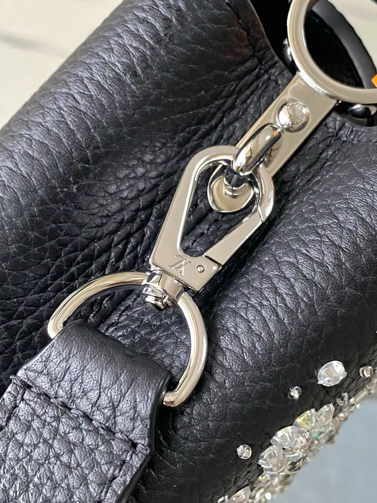 💰2700 "Special Grade Original Leather" M25716 Black Mini As part of the "Extraordinary Series", this Capni mini bag has been redesigned with exquisite embroidery technology. It's made from calfskin and embellished with shimmering sequins in a romantic floral pattern and finished with gold-toned hardware. The backpack design provides a separated interior space and features the iconic LV initials as a tribute to the brand's exquisite craftsmanship. Dimensions: 21 x 13.6 x 8cm