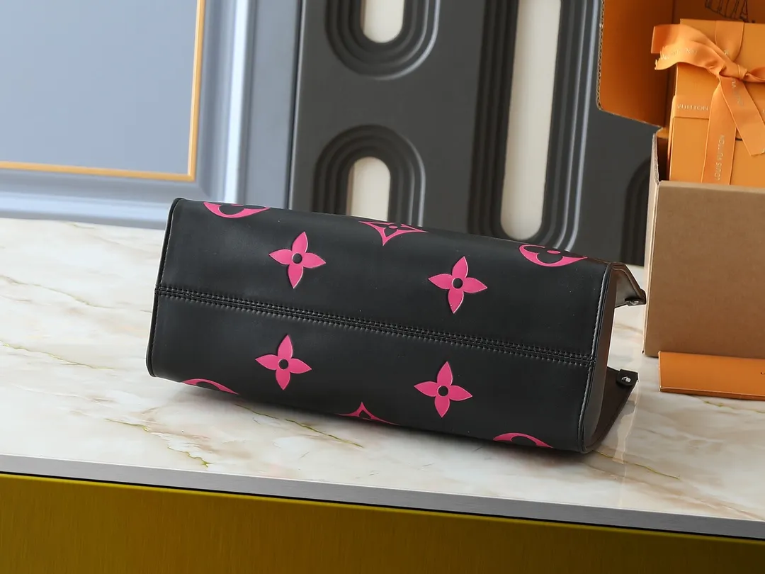 💰240💰Upgraded original M46833 ONTHEGO medium handbag M46834M45595 all black M45494 apricot print 45495 black print 45496 white print M46286 pink Monogram is a full leather embossed silk screen white and purple mommy bag shopping bag oo[Handshake][Handshake] The pattern is printed and dyed first and then embossed, which is softer than grained cowhide Its ample interior can accommodate laptops and other office supplies. The long and short handles are convenient for carrying in the hand or on the shoulder. Size: 34x26x13cm