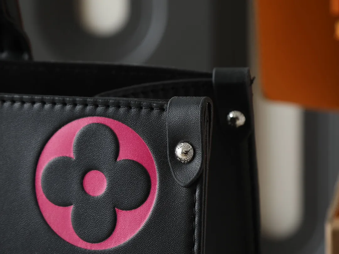 💰240💰Upgraded original M46833 ONTHEGO medium handbag M46834M45595 all black M45494 apricot print 45495 black print 45496 white print M46286 pink Monogram is a full leather embossed silk screen white and purple mommy bag shopping bag oo[Handshake][Handshake] The pattern is printed and dyed first and then embossed, which is softer than grained cowhide Its ample interior can accommodate laptops and other office supplies. The long and short handles are convenient for carrying in the hand or on the shoulder. Size: 34x26x13cm