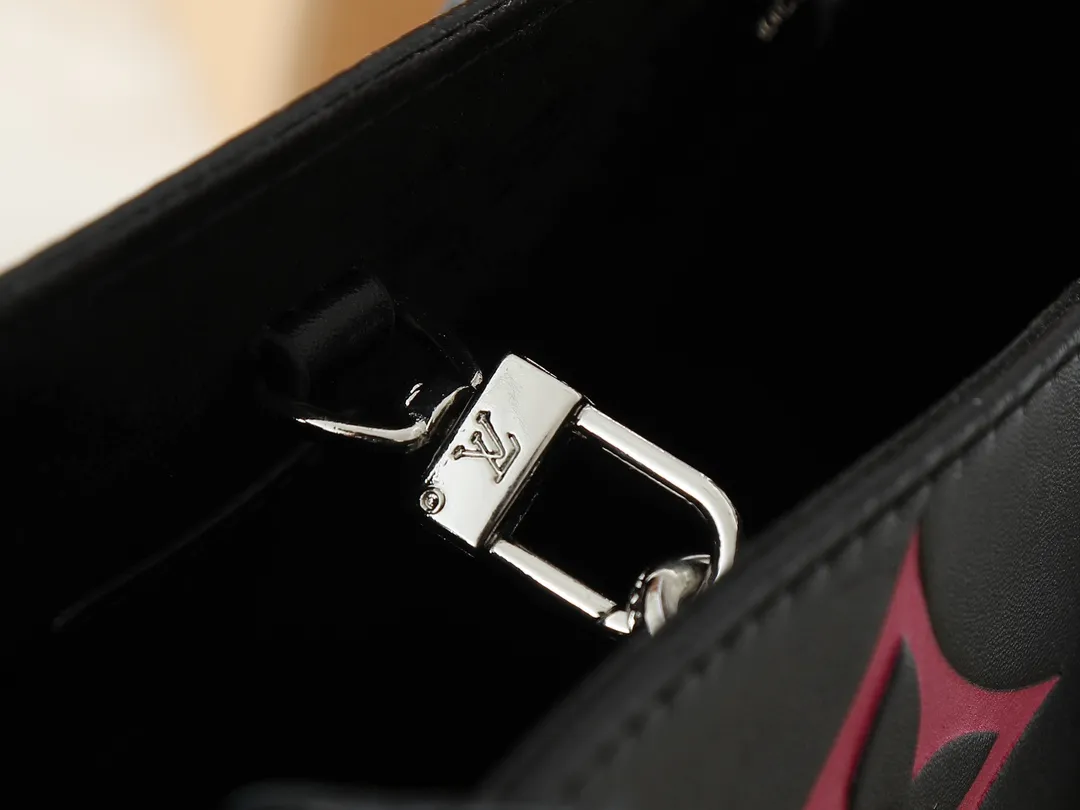 💰240💰Upgraded original M46833 ONTHEGO medium handbag M46834M45595 all black M45494 apricot print 45495 black print 45496 white print M46286 pink Monogram is a full leather embossed silk screen white and purple mommy bag shopping bag oo[Handshake][Handshake] The pattern is printed and dyed first and then embossed, which is softer than grained cowhide Its ample interior can accommodate laptops and other office supplies. The long and short handles are convenient for carrying in the hand or on the shoulder. Size: 34x26x13cm