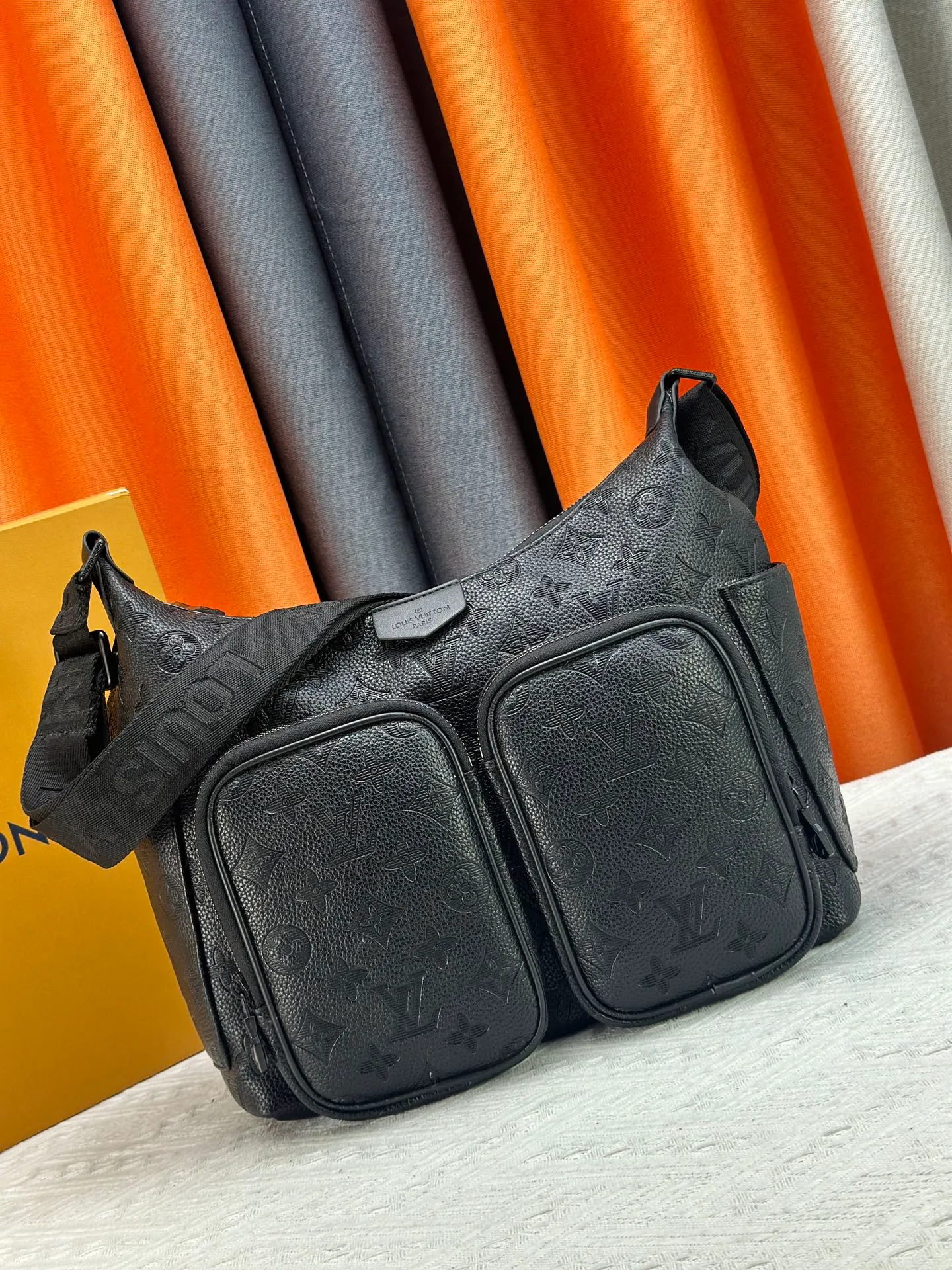 P300 upgraded original M12697 M14778 full khaki khaki presbyopic bag. Material: classic canvas with wide shoulder straps, magnetic buckle double pockets on both sides. Presbyopic double pocket fabric with adjustable wide shoulder straps, injecting practical functions into the avant-garde design. The single-shoulder crossbody bag has always been a favorite of LV khaki with presbyopic classic vintage enthusiasts. It looks good on both men and women. Dimensions: length, height and width 30×31×10.8