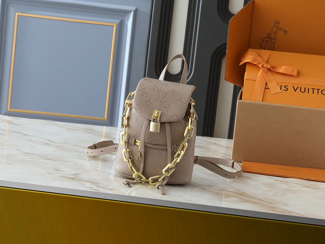 💰260💰Upgraded from the original M13357 M13358 M13387 M13389 This Coussin Backpack mini handbag is made of Monogram leather with a lightweight structure and a detachable Coussin chain. The sleek metal LV padlock ensures your everyday needs are secure and can be worn on the shoulder, on the shoulder or in the hand. Dimensions: 15.0 x 20.0 x 7.5 cm (length x height x width)