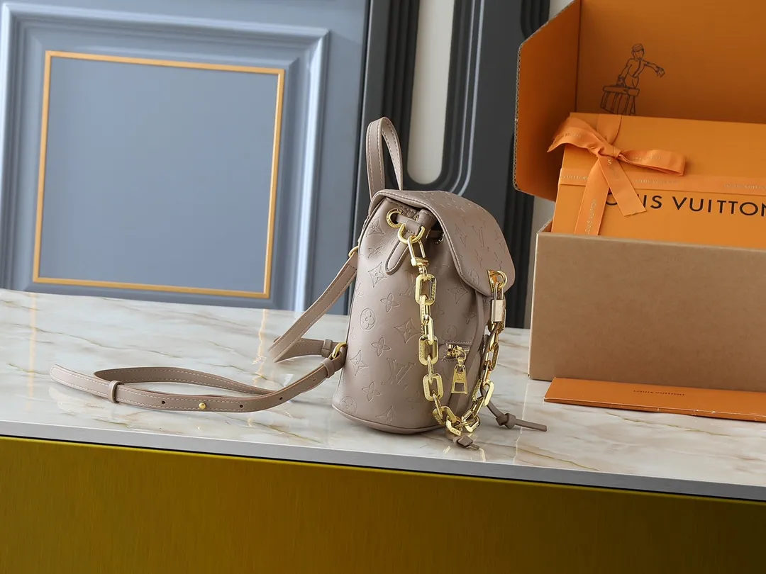 💰260💰Upgraded from the original M13357 M13358 M13387 M13389 This Coussin Backpack mini handbag is made of Monogram leather with a lightweight structure and a detachable Coussin chain. The sleek metal LV padlock ensures your everyday needs are secure and can be worn on the shoulder, on the shoulder or in the hand. Dimensions: 15.0 x 20.0 x 7.5 cm (length x height x width)