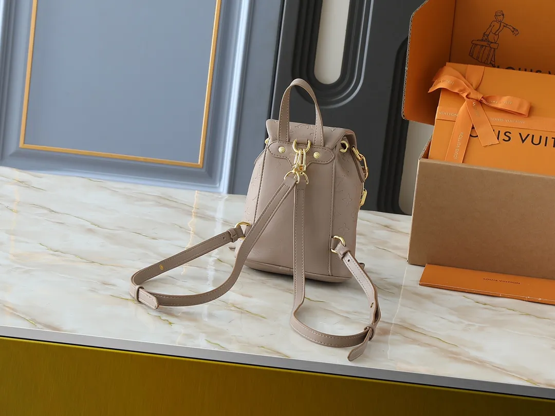 💰260💰Upgraded from the original M13357 M13358 M13387 M13389 This Coussin Backpack mini handbag is made of Monogram leather with a lightweight structure and a detachable Coussin chain. The sleek metal LV padlock ensures your everyday needs are secure and can be worn on the shoulder, on the shoulder or in the hand. Dimensions: 15.0 x 20.0 x 7.5 cm (length x height x width)