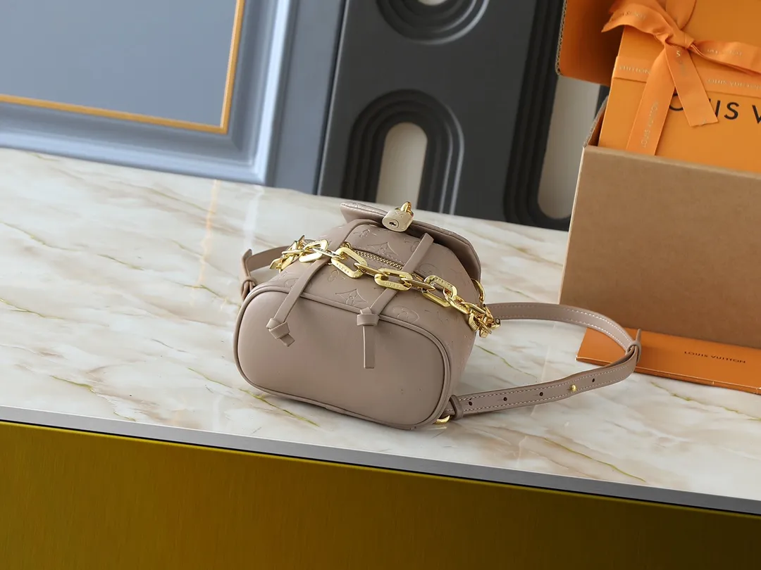 💰260💰Upgraded from the original M13357 M13358 M13387 M13389 This Coussin Backpack mini handbag is made of Monogram leather with a lightweight structure and a detachable Coussin chain. The sleek metal LV padlock ensures your everyday needs are secure and can be worn on the shoulder, on the shoulder or in the hand. Dimensions: 15.0 x 20.0 x 7.5 cm (length x height x width)