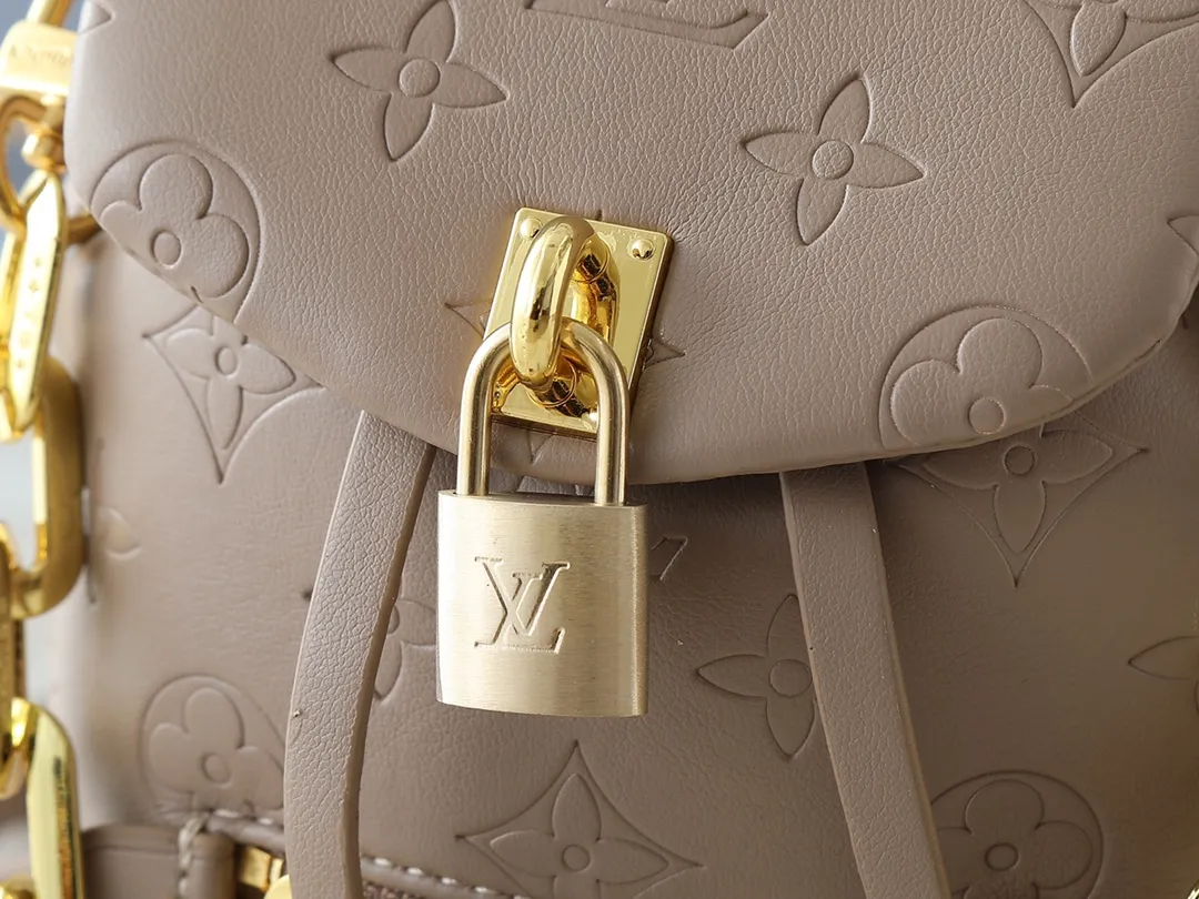 💰260💰Upgraded from the original M13357 M13358 M13387 M13389 This Coussin Backpack mini handbag is made of Monogram leather with a lightweight structure and a detachable Coussin chain. The sleek metal LV padlock ensures your everyday needs are secure and can be worn on the shoulder, on the shoulder or in the hand. Dimensions: 15.0 x 20.0 x 7.5 cm (length x height x width)