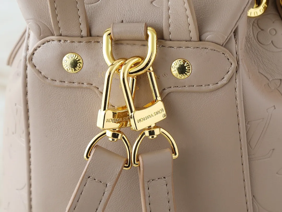 💰260💰Upgraded from the original M13357 M13358 M13387 M13389 This Coussin Backpack mini handbag is made of Monogram leather with a lightweight structure and a detachable Coussin chain. The sleek metal LV padlock ensures your everyday needs are secure and can be worn on the shoulder, on the shoulder or in the hand. Dimensions: 15.0 x 20.0 x 7.5 cm (length x height x width)
