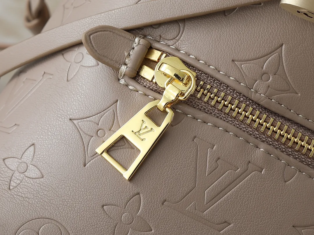 💰260💰Upgraded from the original M13357 M13358 M13387 M13389 This Coussin Backpack mini handbag is made of Monogram leather with a lightweight structure and a detachable Coussin chain. The sleek metal LV padlock ensures your everyday needs are secure and can be worn on the shoulder, on the shoulder or in the hand. Dimensions: 15.0 x 20.0 x 7.5 cm (length x height x width)