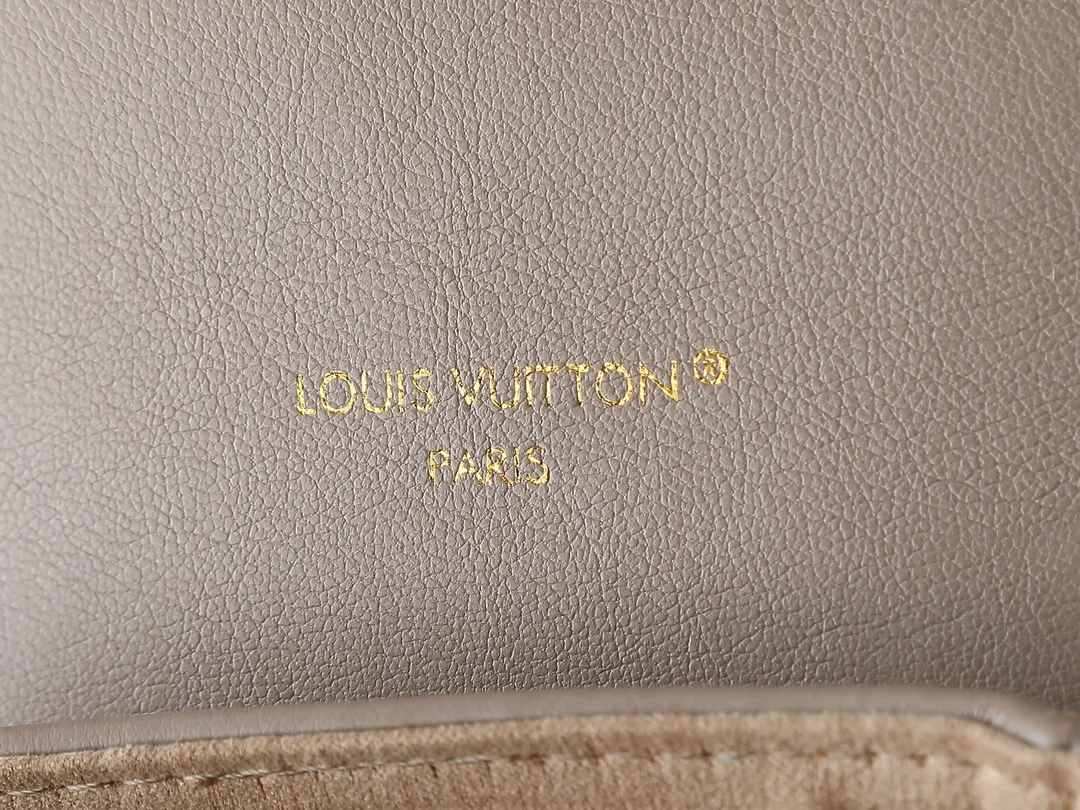 💰260💰Upgraded from the original M13357 M13358 M13387 M13389 This Coussin Backpack mini handbag is made of Monogram leather with a lightweight structure and a detachable Coussin chain. The sleek metal LV padlock ensures your everyday needs are secure and can be worn on the shoulder, on the shoulder or in the hand. Dimensions: 15.0 x 20.0 x 7.5 cm (length x height x width)