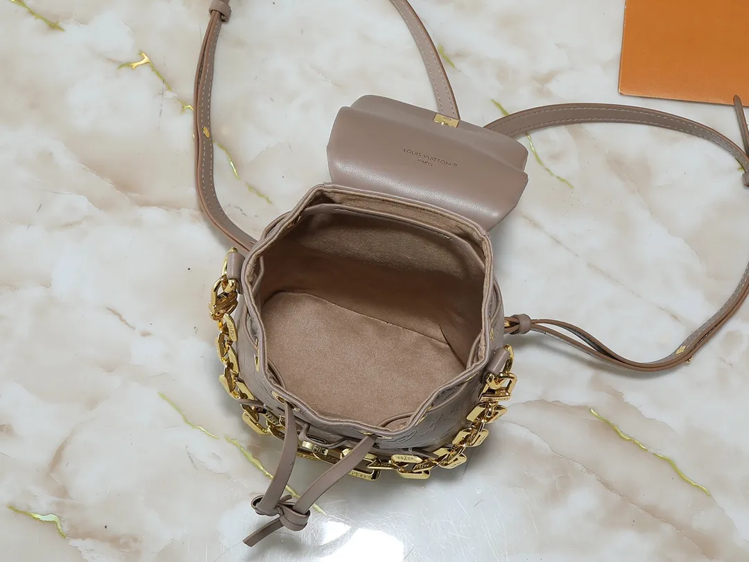 💰260💰Upgraded from the original M13357 M13358 M13387 M13389 This Coussin Backpack mini handbag is made of Monogram leather with a lightweight structure and a detachable Coussin chain. The sleek metal LV padlock ensures your everyday needs are secure and can be worn on the shoulder, on the shoulder or in the hand. Dimensions: 15.0 x 20.0 x 7.5 cm (length x height x width)