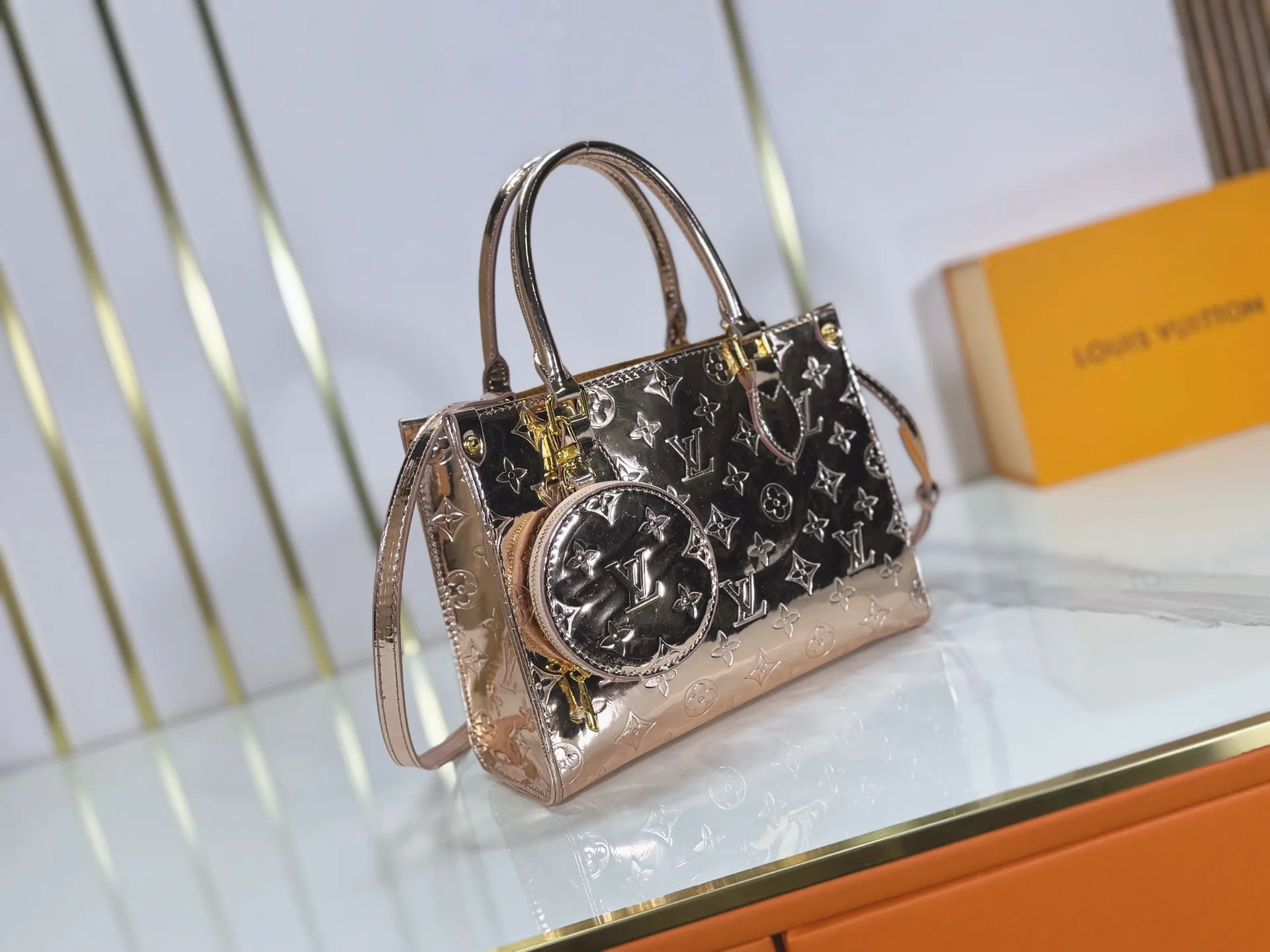 P220 upgraded original M26373 M45659 M44571 This OnTheGo small handbag joins the LV Ski series in the Monogram Miroir version. Laminated canvas ensures durability. Silver hues and tonal hardware create a gleaming look. Built-in pockets can store daily necessities such as small books. Dimensions: 25 x 19 x 11.5 (cm) ((length x height x width)