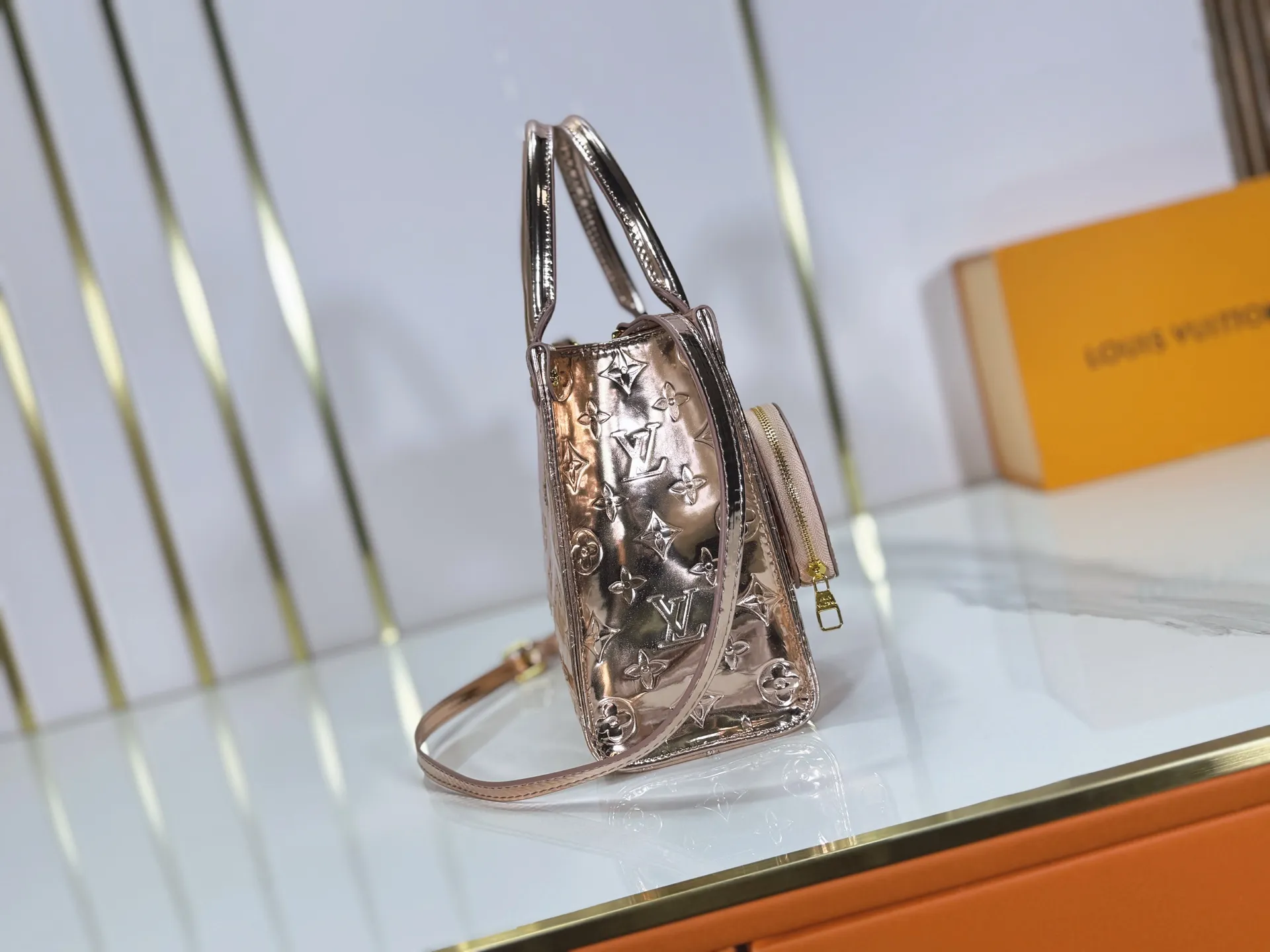 P220 upgraded original M26373 M45659 M44571 This OnTheGo small handbag joins the LV Ski series in the Monogram Miroir version. Laminated canvas ensures durability. Silver hues and tonal hardware create a gleaming look. Built-in pockets can store daily necessities such as small books. Dimensions: 25 x 19 x 11.5 (cm) ((length x height x width)