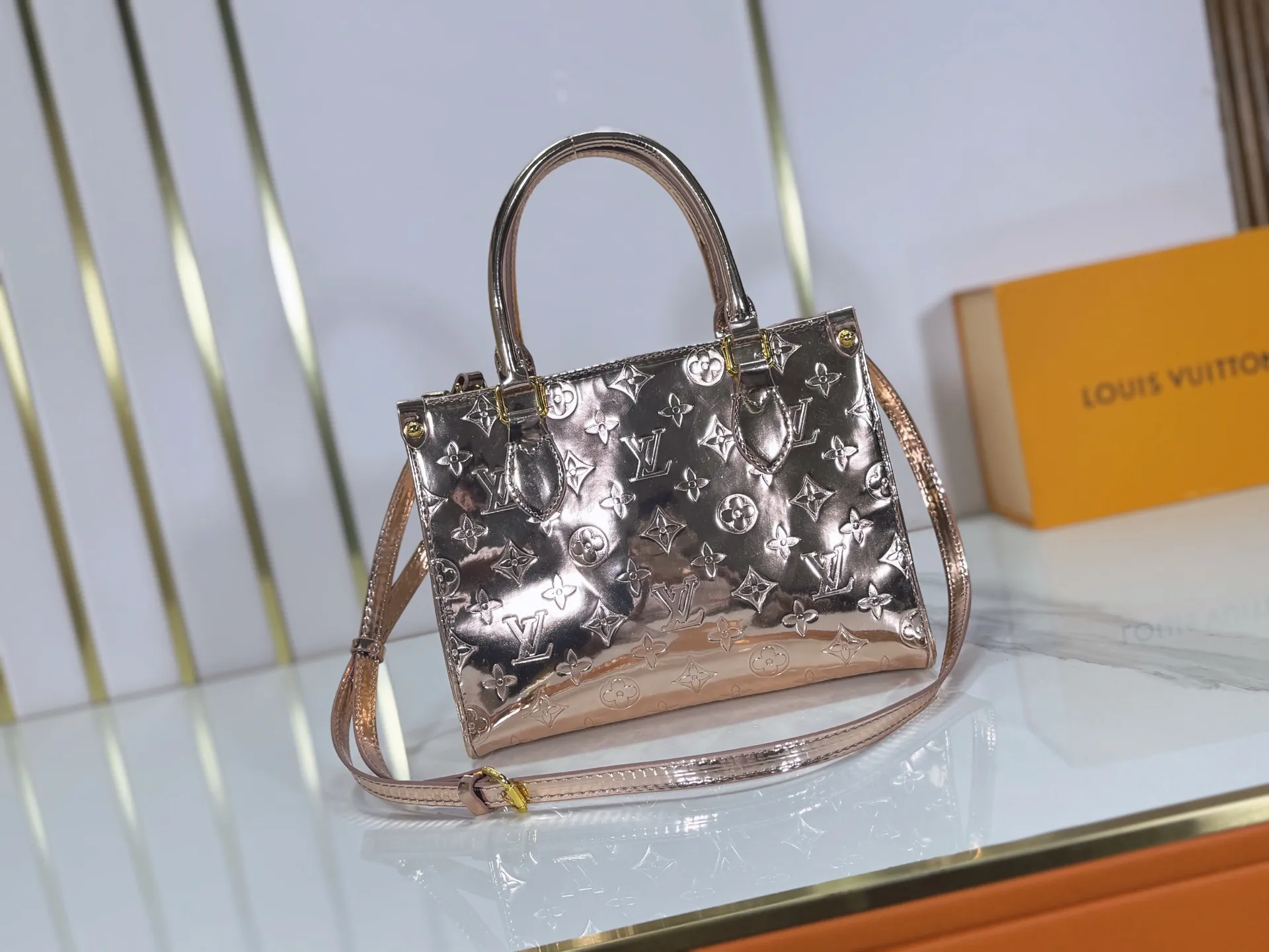 P220 upgraded original M26373 M45659 M44571 This OnTheGo small handbag joins the LV Ski series in the Monogram Miroir version. Laminated canvas ensures durability. Silver hues and tonal hardware create a gleaming look. Built-in pockets can store daily necessities such as small books. Dimensions: 25 x 19 x 11.5 (cm) ((length x height x width)