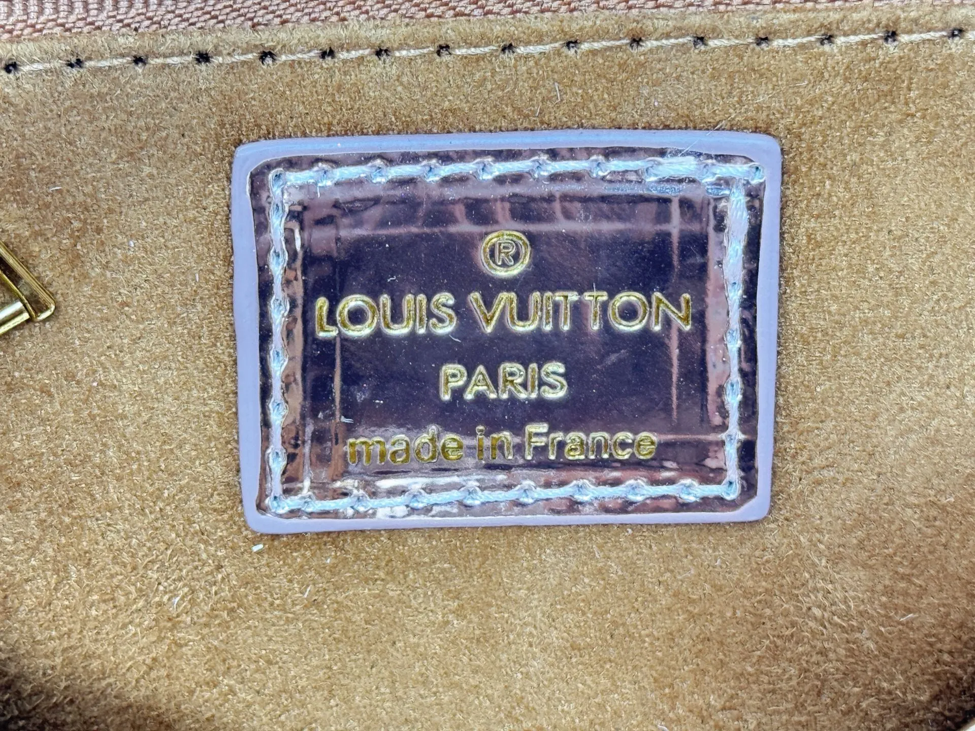 P220 upgraded original M26373 M45659 M44571 This OnTheGo small handbag joins the LV Ski series in the Monogram Miroir version. Laminated canvas ensures durability. Silver hues and tonal hardware create a gleaming look. Built-in pockets can store daily necessities such as small books. Dimensions: 25 x 19 x 11.5 (cm) ((length x height x width)