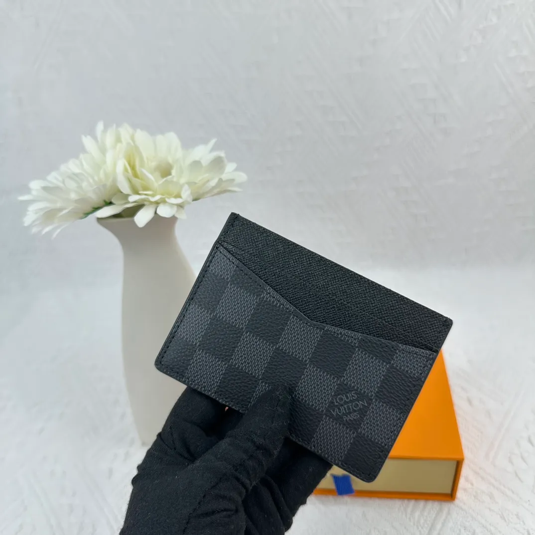P66 M60166 Card Holder Neo card holder made of Monogram Macassar canvas is the first choice for carrying important cards. Black leather trim makes the classic Louis Vuitton pattern even more eye-catching. Size: 7.5*12