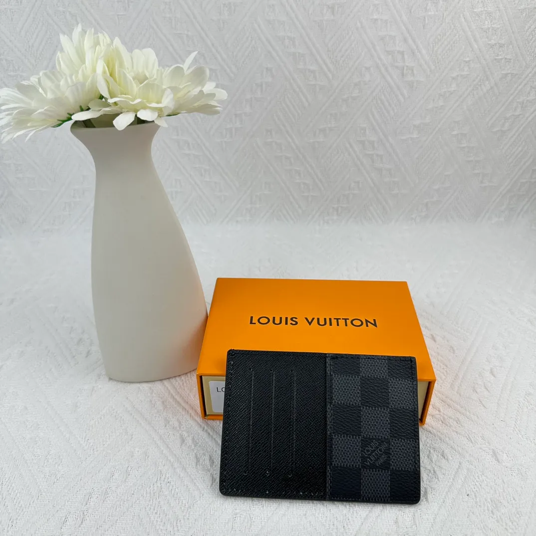 P66 M60166 Card Holder Neo card holder made of Monogram Macassar canvas is the first choice for carrying important cards. Black leather trim makes the classic Louis Vuitton pattern even more eye-catching. Size: 7.5*12