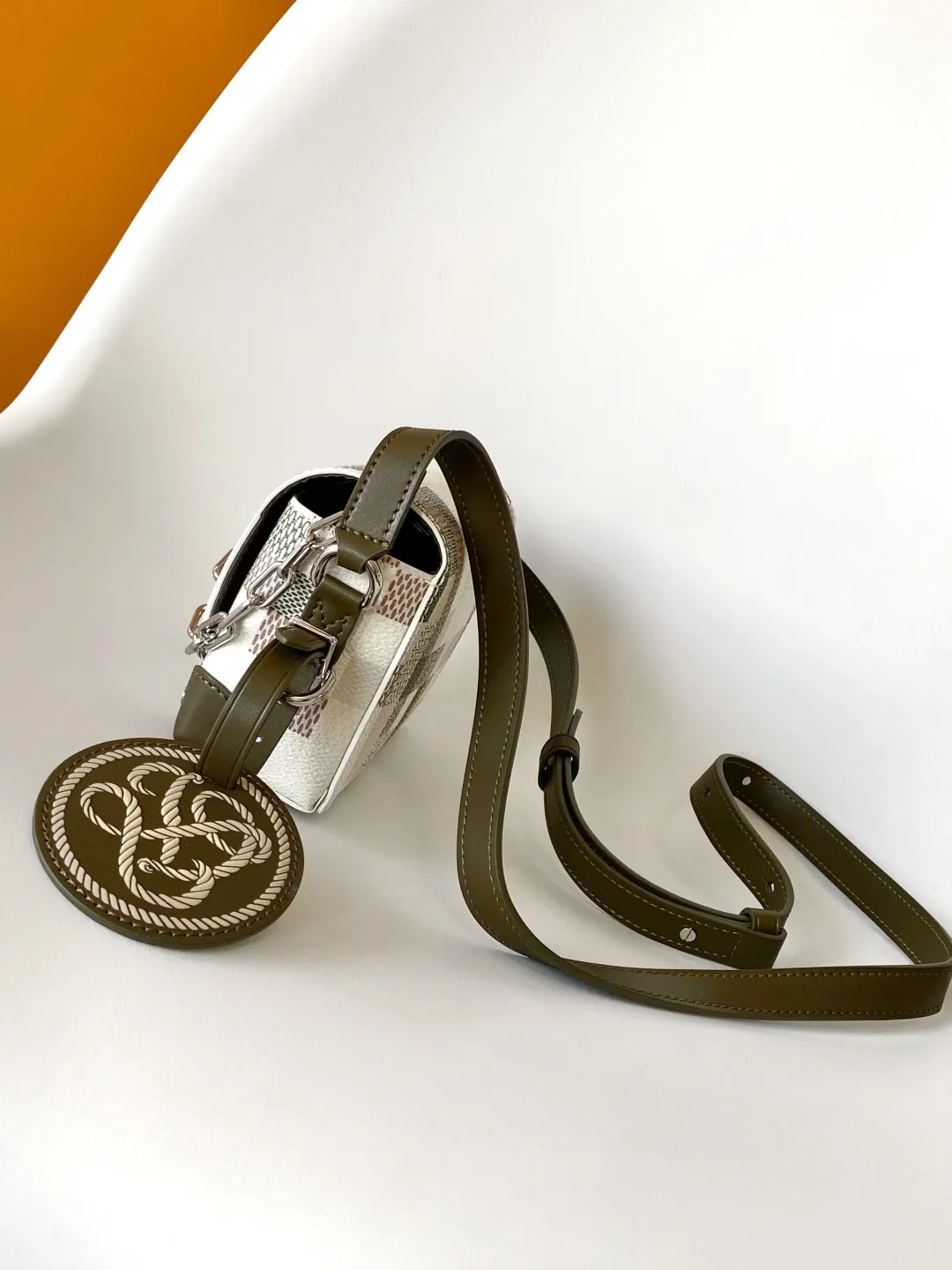 💰880 Top Original N00108 Dynamic Changing Code This Steamer mini handbag is made of Damoflage coated canvas with cow leather trim, which makes the detachable LV decoration complement the compact structure. The pin and chain elements reference the design of the original Steamer handbag, the reinforced corners and rivets highlight the brand's long trunk-making heritage, and the adjustable shoulder strap allows for shoulder or cross-body wear. 18.0 x 11.0 x 6.5 cm (L x H x W) • Damoflage coated canvas • Cow leather trim • Textile lining • Metal hardware • Internal zip pocket • Steamer style chain • Magnetic closure • Removable LV trim • Shoulder strap: non-detachable, adjustable • Half-length strap: 55.0 cm • Half-length strap adjustable to: 63.0 cm