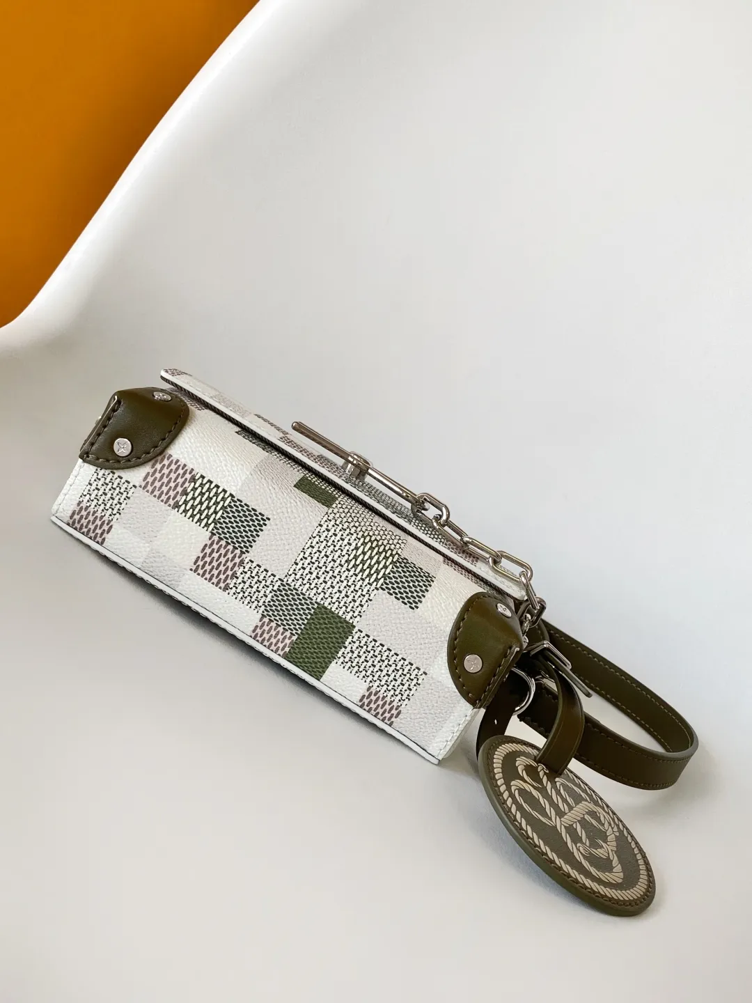 💰880 Top Original N00108 Dynamic Changing Code This Steamer mini handbag is made of Damoflage coated canvas with cow leather trim, which makes the detachable LV decoration complement the compact structure. The pin and chain elements reference the design of the original Steamer handbag, the reinforced corners and rivets highlight the brand's long trunk-making heritage, and the adjustable shoulder strap allows for shoulder or cross-body wear. 18.0 x 11.0 x 6.5 cm (L x H x W) • Damoflage coated canvas • Cow leather trim • Textile lining • Metal hardware • Internal zip pocket • Steamer style chain • Magnetic closure • Removable LV trim • Shoulder strap: non-detachable, adjustable • Half-length strap: 55.0 cm • Half-length strap adjustable to: 63.0 cm