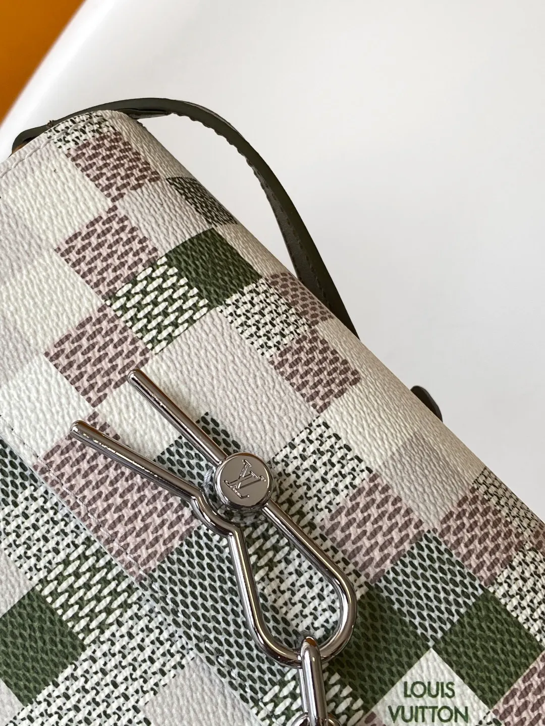 💰880 Top Original N00108 Dynamic Changing Code This Steamer mini handbag is made of Damoflage coated canvas with cow leather trim, which makes the detachable LV decoration complement the compact structure. The pin and chain elements reference the design of the original Steamer handbag, the reinforced corners and rivets highlight the brand's long trunk-making heritage, and the adjustable shoulder strap allows for shoulder or cross-body wear. 18.0 x 11.0 x 6.5 cm (L x H x W) • Damoflage coated canvas • Cow leather trim • Textile lining • Metal hardware • Internal zip pocket • Steamer style chain • Magnetic closure • Removable LV trim • Shoulder strap: non-detachable, adjustable • Half-length strap: 55.0 cm • Half-length strap adjustable to: 63.0 cm