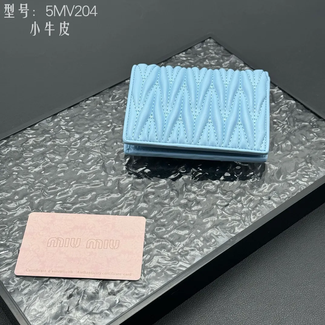 💰160 💎Upgraded original # (quality is comparable to the original) New version of pocket wallet, two-layer cowhide, built-in small sachet 💗pocket wallet💗New small wallet at the counter🔥💃💃Imported top-grade cowhide inside and outside 🐮Hundred-yuan bills, bank cards, coins, and change can be collected in it Model: 5MV204 Size: 11.5 X8 cm