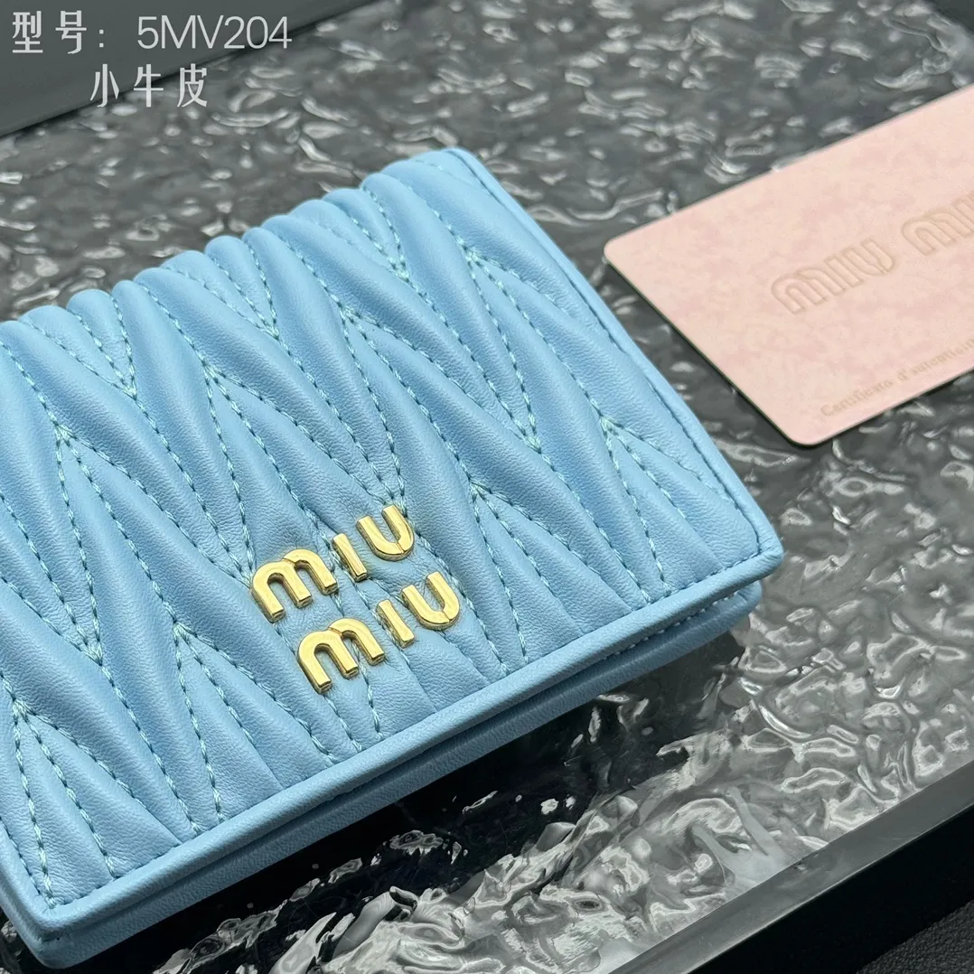 💰160 💎Upgraded original # (quality is comparable to the original) New version of pocket wallet, two-layer cowhide, built-in small sachet 💗pocket wallet💗New small wallet at the counter🔥💃💃Imported top-grade cowhide inside and outside 🐮Hundred-yuan bills, bank cards, coins, and change can be collected in it Model: 5MV204 Size: 11.5 X8 cm