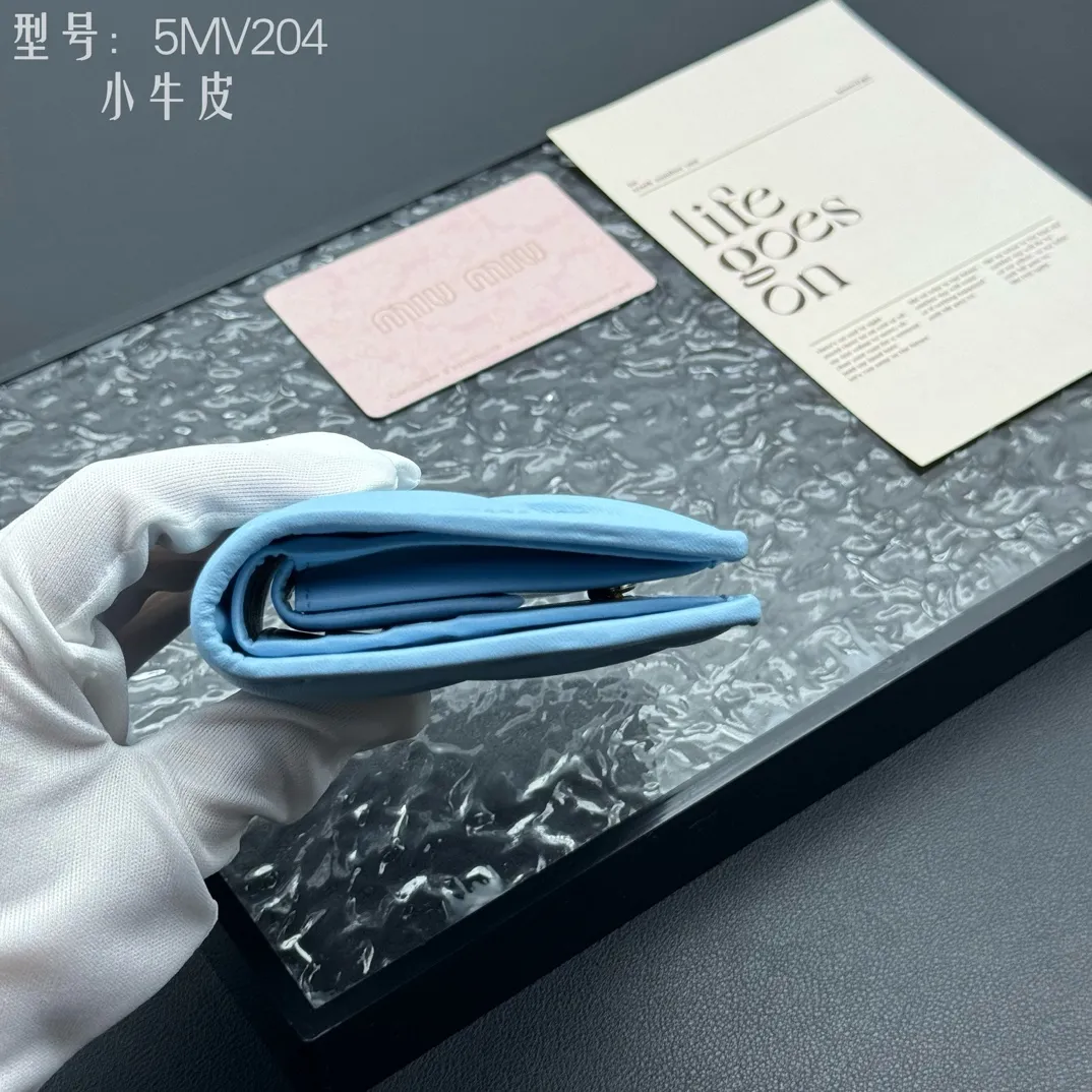 💰160 💎Upgraded original # (quality is comparable to the original) New version of pocket wallet, two-layer cowhide, built-in small sachet 💗pocket wallet💗New small wallet at the counter🔥💃💃Imported top-grade cowhide inside and outside 🐮Hundred-yuan bills, bank cards, coins, and change can be collected in it Model: 5MV204 Size: 11.5 X8 cm