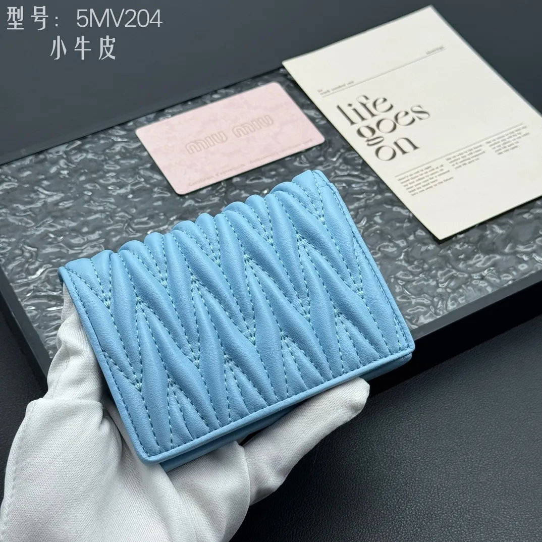💰160 💎Upgraded original # (quality is comparable to the original) New version of pocket wallet, two-layer cowhide, built-in small sachet 💗pocket wallet💗New small wallet at the counter🔥💃💃Imported top-grade cowhide inside and outside 🐮Hundred-yuan bills, bank cards, coins, and change can be collected in it Model: 5MV204 Size: 11.5 X8 cm