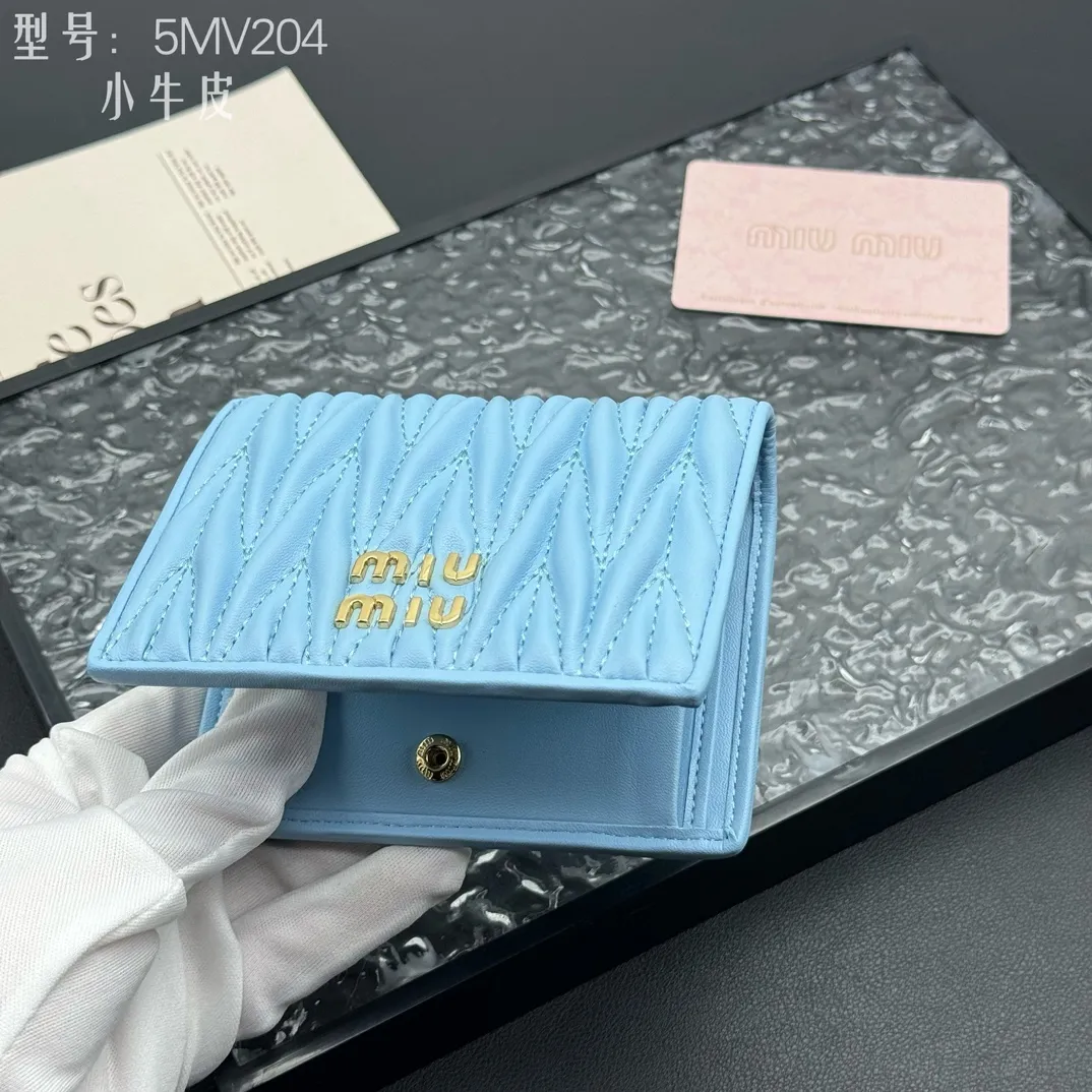 💰160 💎Upgraded original # (quality is comparable to the original) New version of pocket wallet, two-layer cowhide, built-in small sachet 💗pocket wallet💗New small wallet at the counter🔥💃💃Imported top-grade cowhide inside and outside 🐮Hundred-yuan bills, bank cards, coins, and change can be collected in it Model: 5MV204 Size: 11.5 X8 cm