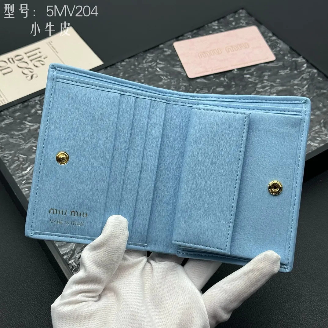 💰160 💎Upgraded original # (quality is comparable to the original) New version of pocket wallet, two-layer cowhide, built-in small sachet 💗pocket wallet💗New small wallet at the counter🔥💃💃Imported top-grade cowhide inside and outside 🐮Hundred-yuan bills, bank cards, coins, and change can be collected in it Model: 5MV204 Size: 11.5 X8 cm