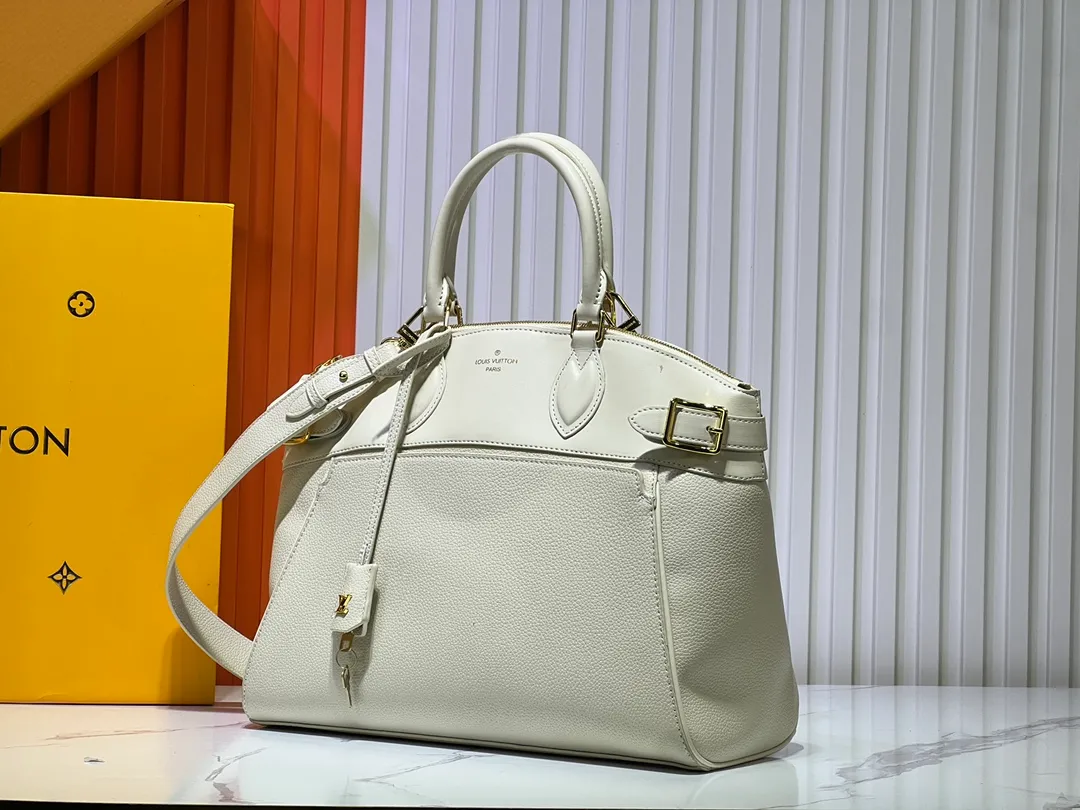 Batch 340💰M11214 green M22914 black M22925 brown M23061 off-white M22927 taupe. Sophisticated and functional, the Lock It MM bag is crafted in fine grained Taurillon leather and smooth calfskin, with gold-finish buckles and hardware. Signature House touches include padlocks, key bells and hot-stamped Louis Vuitton signatures. Featuring an articulated top handle and removable strap, this tote offers a variety of carrying options. 36x29x15 cm (LxHxW) Black Taurillon leather, smooth calfskin semi-leather trim Microfiber lining Gold hardware 2 square buckles padlock key bell External pockets 2 internal flat pockets Internal zipped pocket with flat pockets 5 protective metal studs Strap: removable, adjustable Strap drop: 45.0 cm Maximum strap drop: 51.0 cm