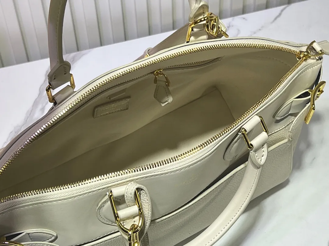 Batch 340💰M11214 green M22914 black M22925 brown M23061 off-white M22927 taupe. Sophisticated and functional, the Lock It MM bag is crafted in fine grained Taurillon leather and smooth calfskin, with gold-finish buckles and hardware. Signature House touches include padlocks, key bells and hot-stamped Louis Vuitton signatures. Featuring an articulated top handle and removable strap, this tote offers a variety of carrying options. 36x29x15 cm (LxHxW) Black Taurillon leather, smooth calfskin semi-leather trim Microfiber lining Gold hardware 2 square buckles padlock key bell External pockets 2 internal flat pockets Internal zipped pocket with flat pockets 5 protective metal studs Strap: removable, adjustable Strap drop: 45.0 cm Maximum strap drop: 51.0 cm