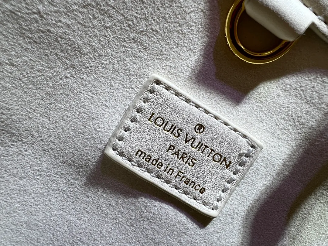 Batch 340💰M11214 green M22914 black M22925 brown M23061 off-white M22927 taupe. Sophisticated and functional, the Lock It MM bag is crafted in fine grained Taurillon leather and smooth calfskin, with gold-finish buckles and hardware. Signature House touches include padlocks, key bells and hot-stamped Louis Vuitton signatures. Featuring an articulated top handle and removable strap, this tote offers a variety of carrying options. 36x29x15 cm (LxHxW) Black Taurillon leather, smooth calfskin semi-leather trim Microfiber lining Gold hardware 2 square buckles padlock key bell External pockets 2 internal flat pockets Internal zipped pocket with flat pockets 5 protective metal studs Strap: removable, adjustable Strap drop: 45.0 cm Maximum strap drop: 51.0 cm