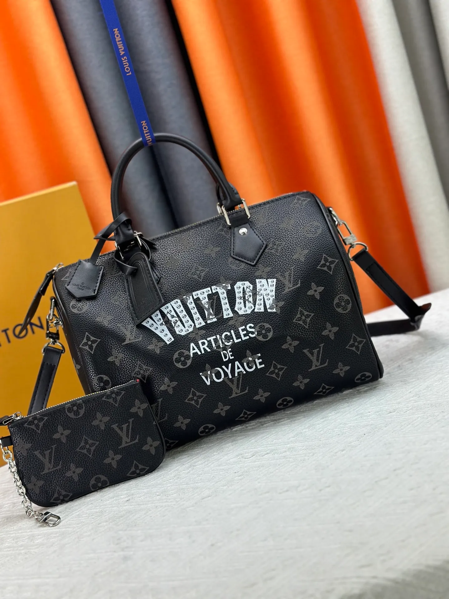 P320 upgraded original M26174 M26175 M26176 M26178 M26180 M24424 LV Speedy 30 Graffiti Pillow Bag Travel Bag Logo-level eye-catching texture and elegant temperament, casual and versatile, which is also the main reason why I bought it. With the soft and tender lambskin material, in short, it can handle various styles of commuting and leisure bags, and it is not a loss. Dimensions: 30×21x17
