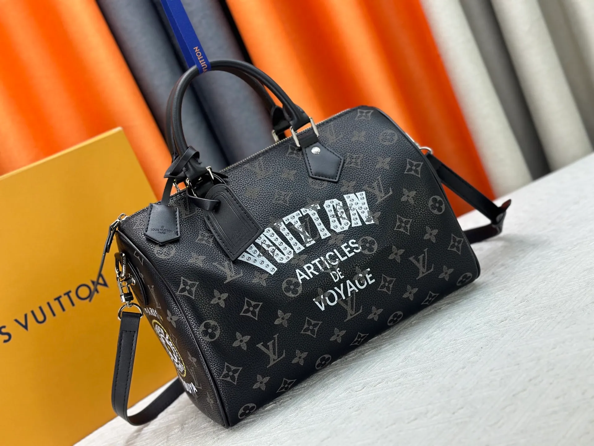 P320 upgraded original M26174 M26175 M26176 M26178 M26180 M24424 LV Speedy 30 Graffiti Pillow Bag Travel Bag Logo-level eye-catching texture and elegant temperament, casual and versatile, which is also the main reason why I bought it. With the soft and tender lambskin material, in short, it can handle various styles of commuting and leisure bags, and it is not a loss. Dimensions: 30×21x17