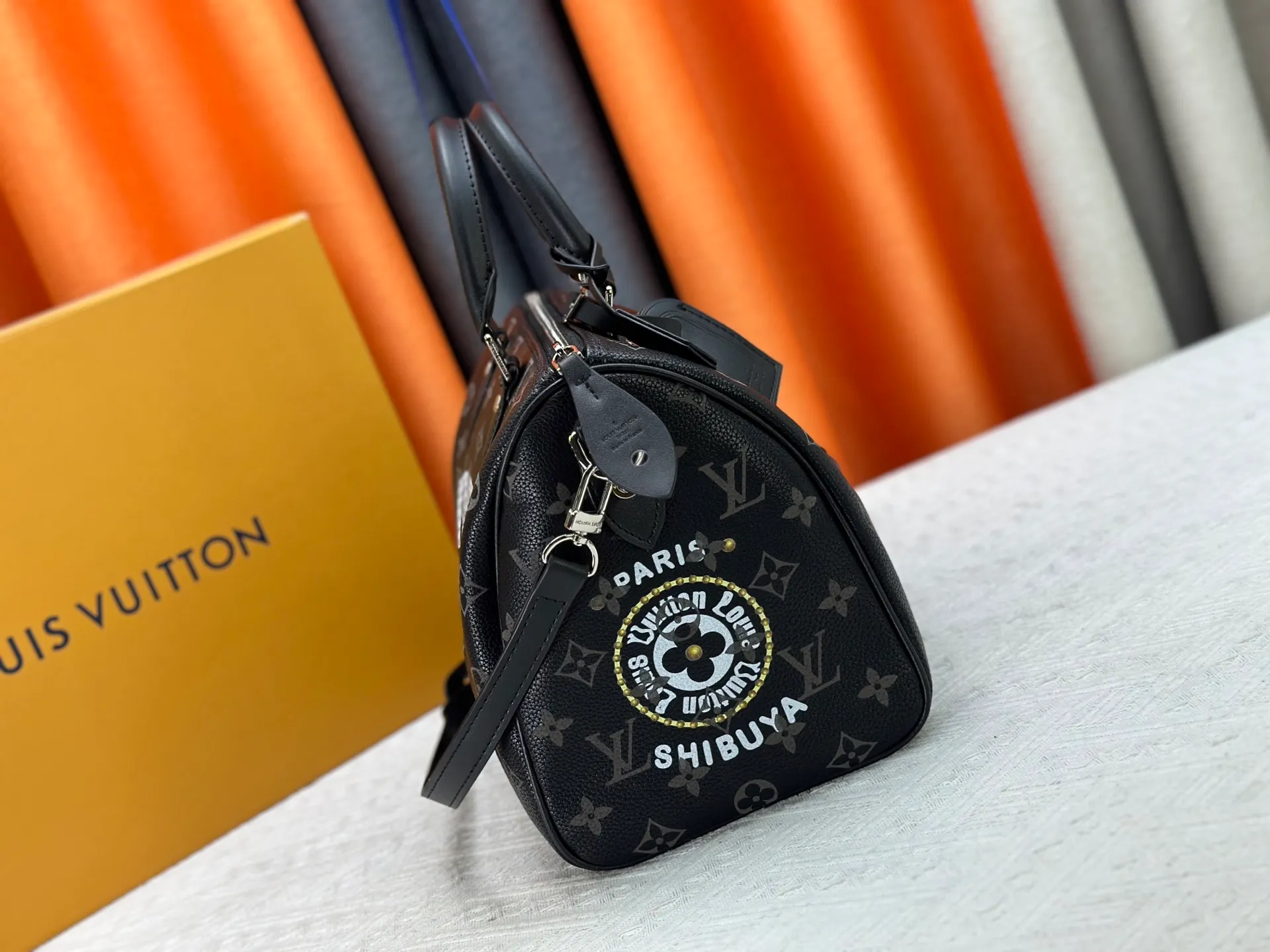 P320 upgraded original M26174 M26175 M26176 M26178 M26180 M24424 LV Speedy 30 Graffiti Pillow Bag Travel Bag Logo-level eye-catching texture and elegant temperament, casual and versatile, which is also the main reason why I bought it. With the soft and tender lambskin material, in short, it can handle various styles of commuting and leisure bags, and it is not a loss. Dimensions: 30×21x17