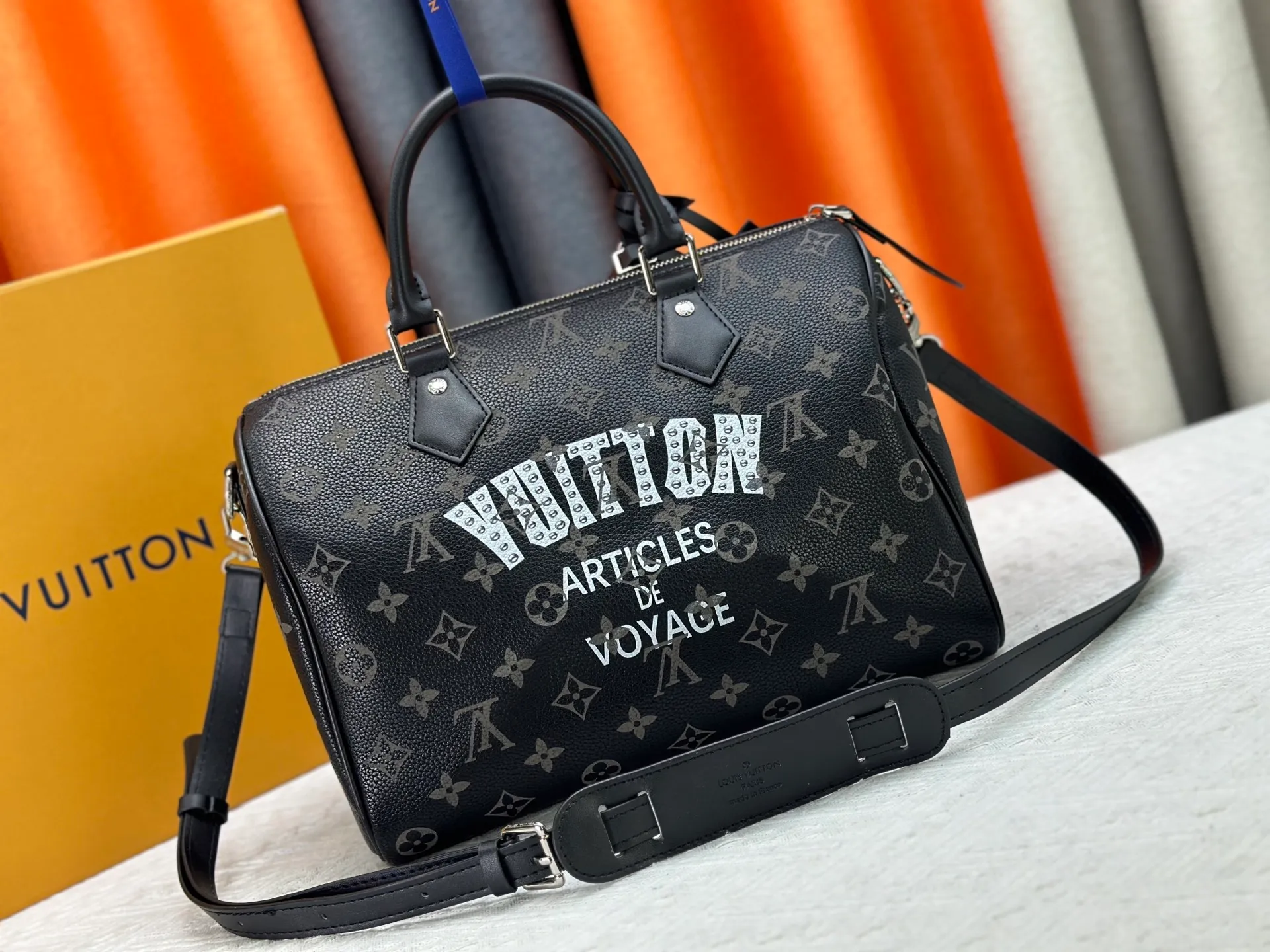 P320 upgraded original M26174 M26175 M26176 M26178 M26180 M24424 LV Speedy 30 Graffiti Pillow Bag Travel Bag Logo-level eye-catching texture and elegant temperament, casual and versatile, which is also the main reason why I bought it. With the soft and tender lambskin material, in short, it can handle various styles of commuting and leisure bags, and it is not a loss. Dimensions: 30×21x17