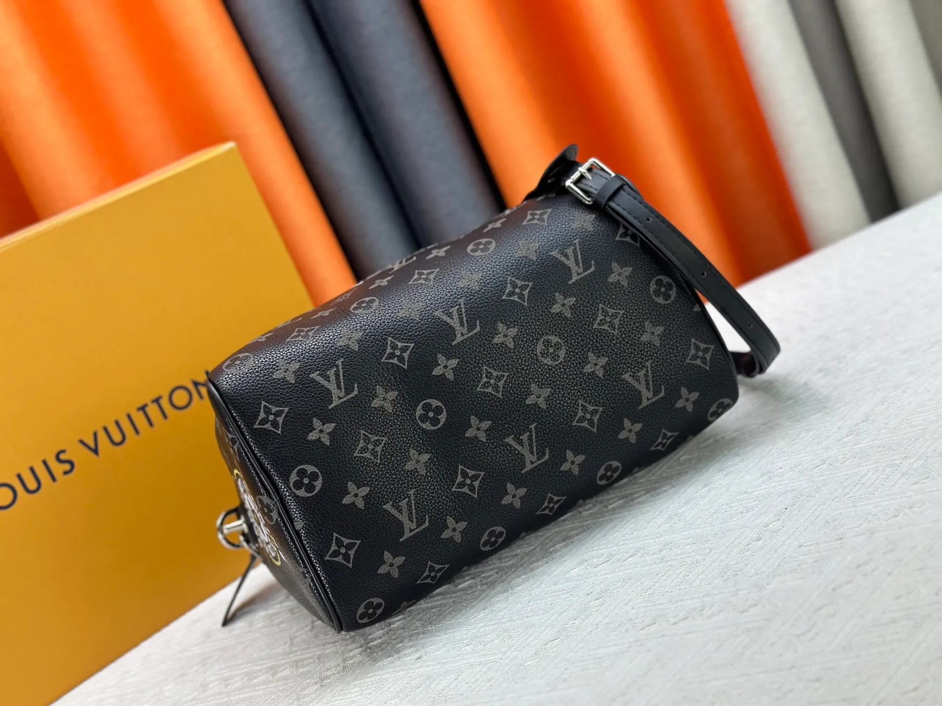 P320 upgraded original M26174 M26175 M26176 M26178 M26180 M24424 LV Speedy 30 Graffiti Pillow Bag Travel Bag Logo-level eye-catching texture and elegant temperament, casual and versatile, which is also the main reason why I bought it. With the soft and tender lambskin material, in short, it can handle various styles of commuting and leisure bags, and it is not a loss. Dimensions: 30×21x17