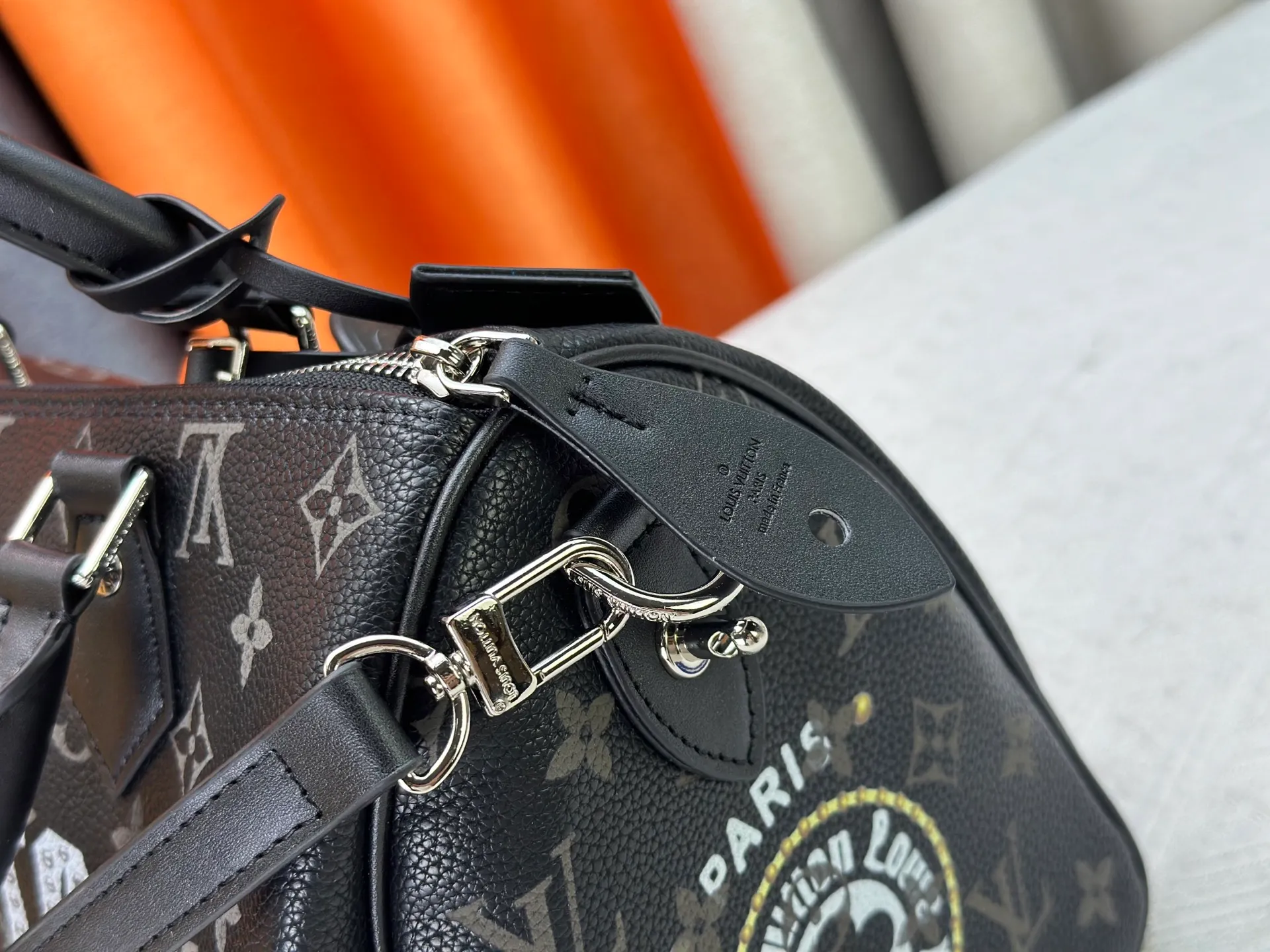 P320 upgraded original M26174 M26175 M26176 M26178 M26180 M24424 LV Speedy 30 Graffiti Pillow Bag Travel Bag Logo-level eye-catching texture and elegant temperament, casual and versatile, which is also the main reason why I bought it. With the soft and tender lambskin material, in short, it can handle various styles of commuting and leisure bags, and it is not a loss. Dimensions: 30×21x17