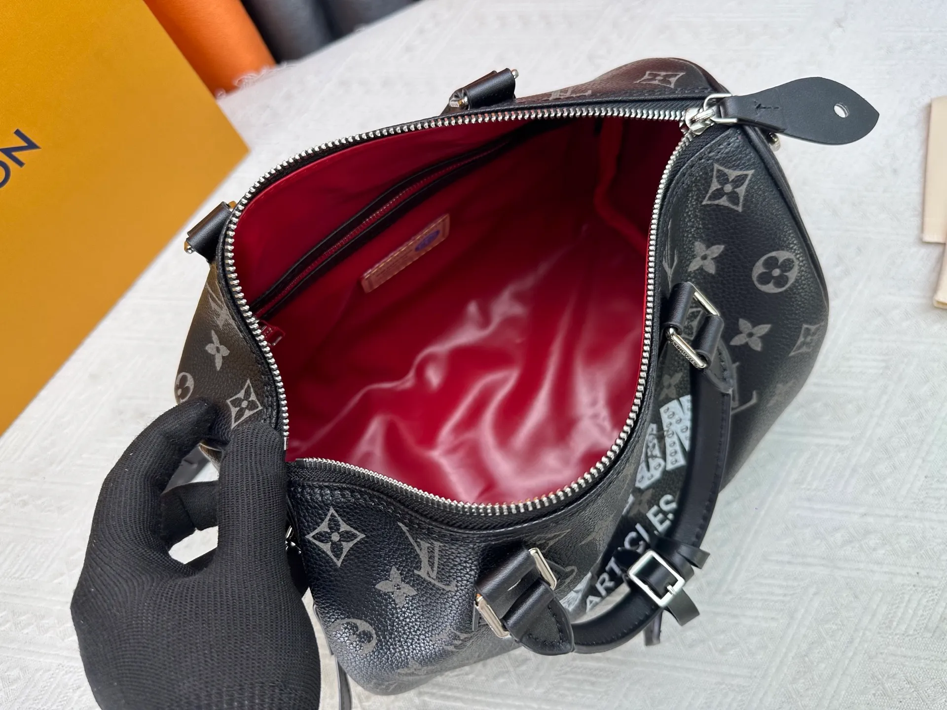 P320 upgraded original M26174 M26175 M26176 M26178 M26180 M24424 LV Speedy 30 Graffiti Pillow Bag Travel Bag Logo-level eye-catching texture and elegant temperament, casual and versatile, which is also the main reason why I bought it. With the soft and tender lambskin material, in short, it can handle various styles of commuting and leisure bags, and it is not a loss. Dimensions: 30×21x17