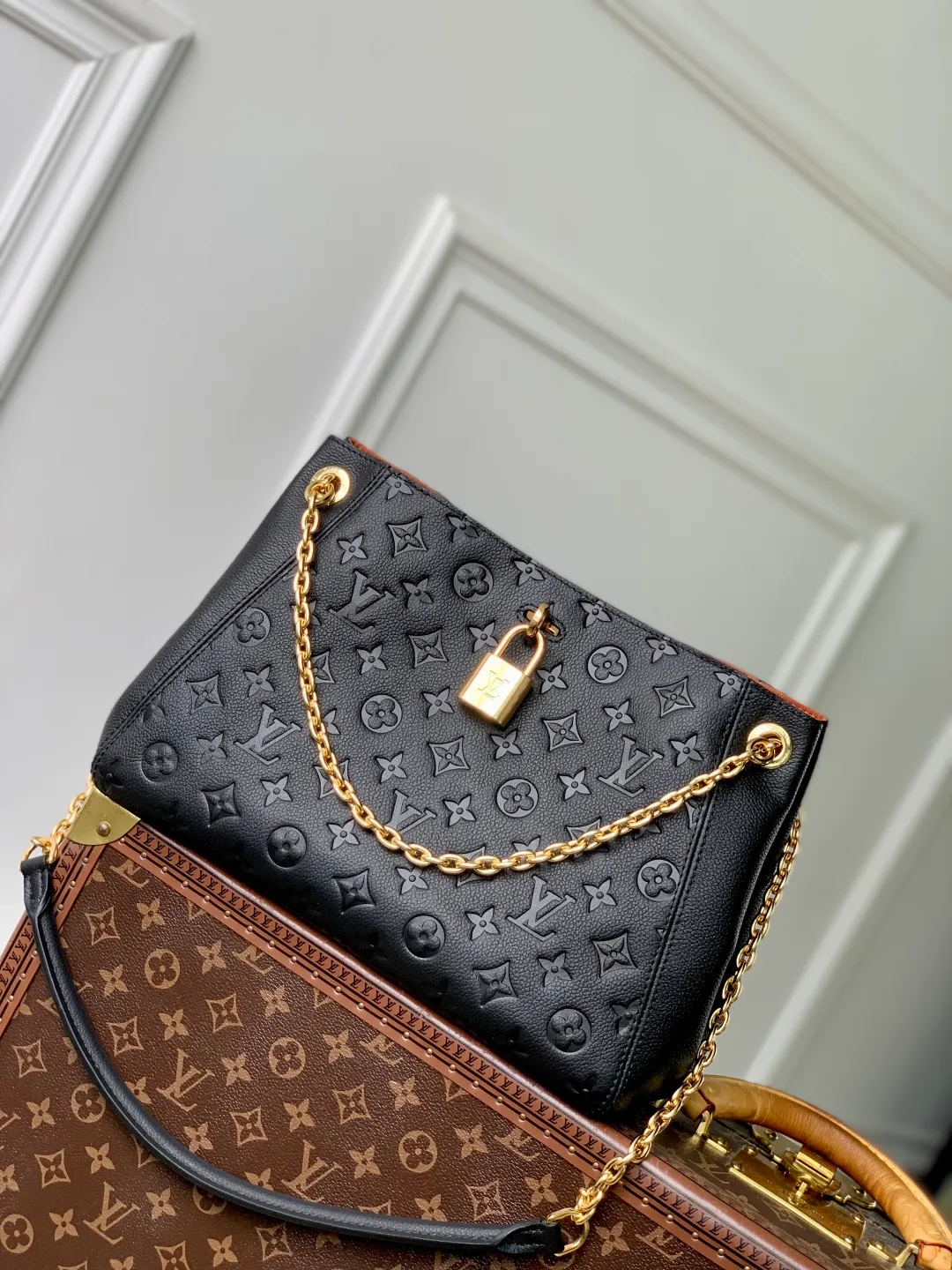 💰1140 (top layer leather) top original single M14414 black This Anytime PM is based on the Promenade handbag launched by the brand in 1988. It is an exquisite handbag suitable for day and night. The design is made of Monogram Empreinte leather and is embellished with the classic LV padlock, which can be buckled on the chain strap, giving it a modern feel. The bag is spacious enough to store daily essentials and can be carried in a variety of ways. 34 x 20 x 13 cm (length x height x width)