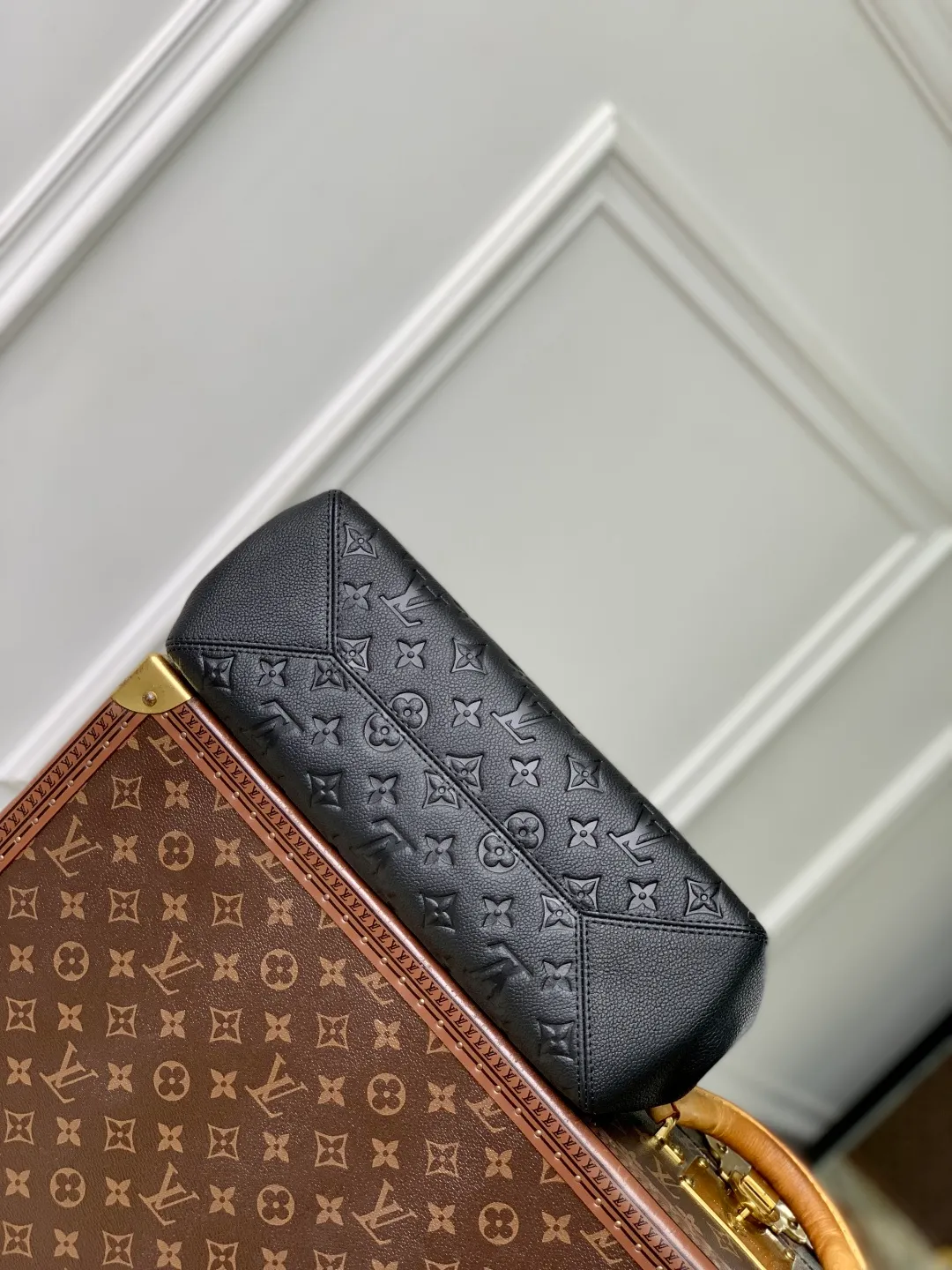 💰1140 (top layer leather) top original single M14414 black This Anytime PM is based on the Promenade handbag launched by the brand in 1988. It is an exquisite handbag suitable for day and night. The design is made of Monogram Empreinte leather and is embellished with the classic LV padlock, which can be buckled on the chain strap, giving it a modern feel. The bag is spacious enough to store daily essentials and can be carried in a variety of ways. 34 x 20 x 13 cm (length x height x width)