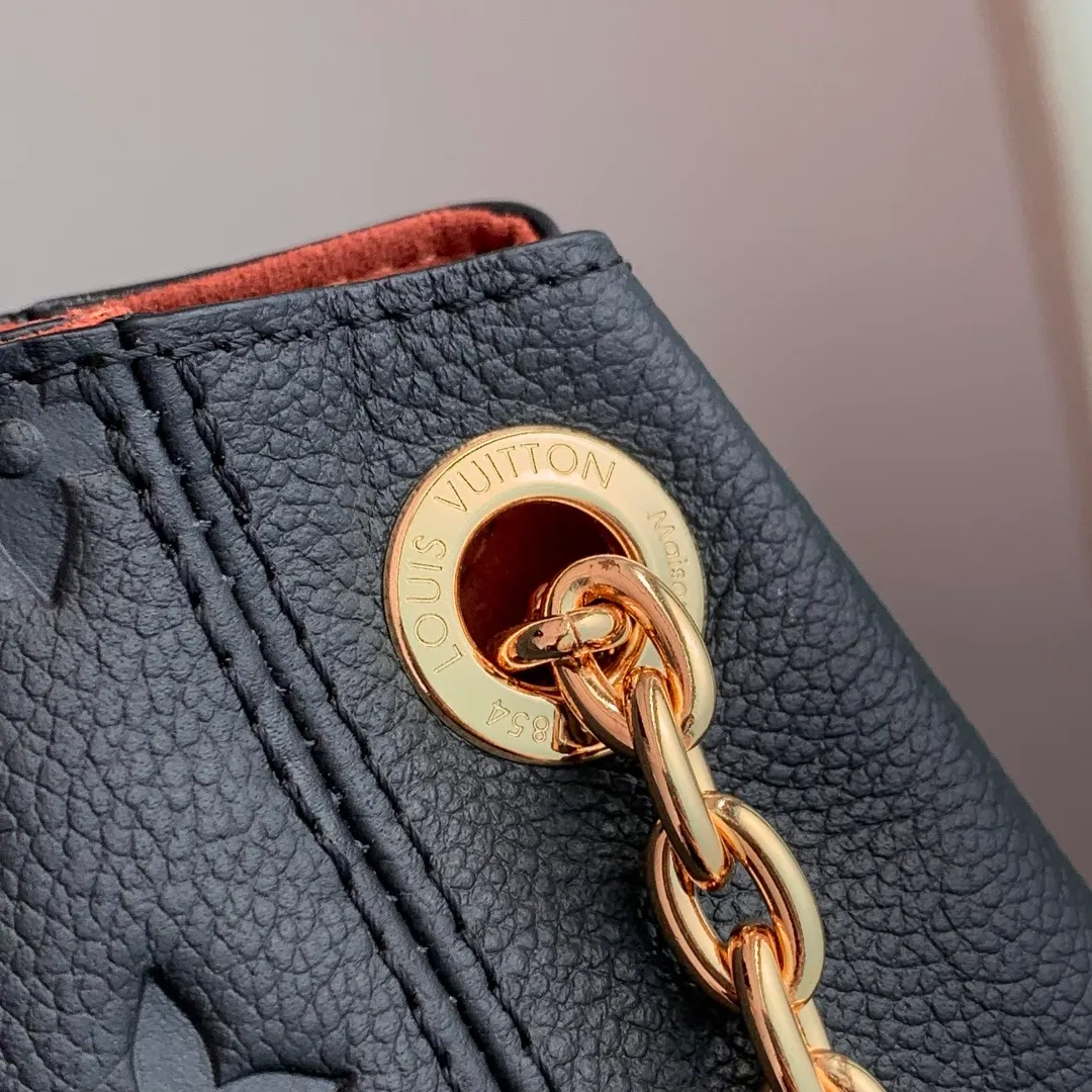 💰1140 (top layer leather) top original single M14414 black This Anytime PM is based on the Promenade handbag launched by the brand in 1988. It is an exquisite handbag suitable for day and night. The design is made of Monogram Empreinte leather and is embellished with the classic LV padlock, which can be buckled on the chain strap, giving it a modern feel. The bag is spacious enough to store daily essentials and can be carried in a variety of ways. 34 x 20 x 13 cm (length x height x width)