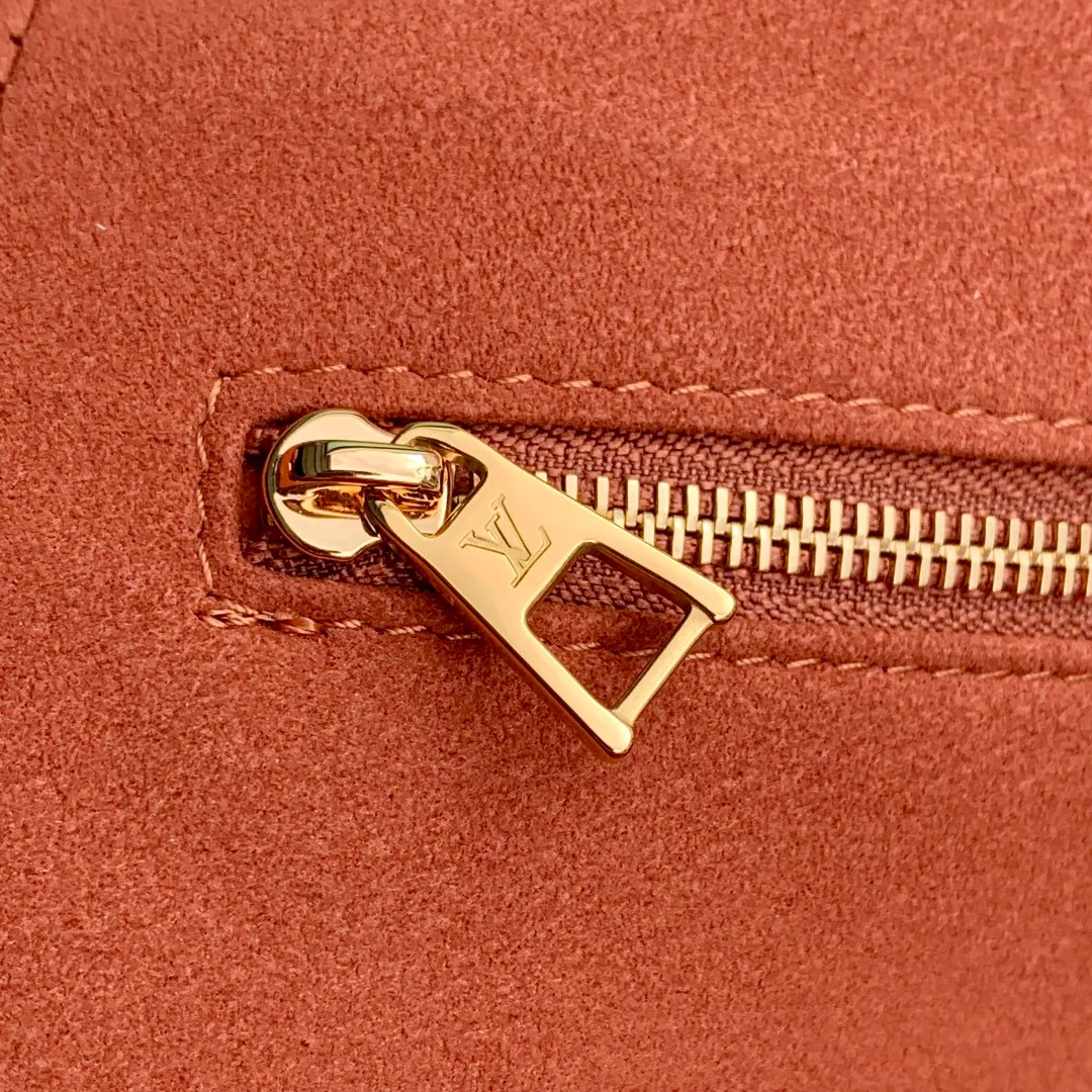 💰1140 (top layer leather) top original single M14414 black This Anytime PM is based on the Promenade handbag launched by the brand in 1988. It is an exquisite handbag suitable for day and night. The design is made of Monogram Empreinte leather and is embellished with the classic LV padlock, which can be buckled on the chain strap, giving it a modern feel. The bag is spacious enough to store daily essentials and can be carried in a variety of ways. 34 x 20 x 13 cm (length x height x width)