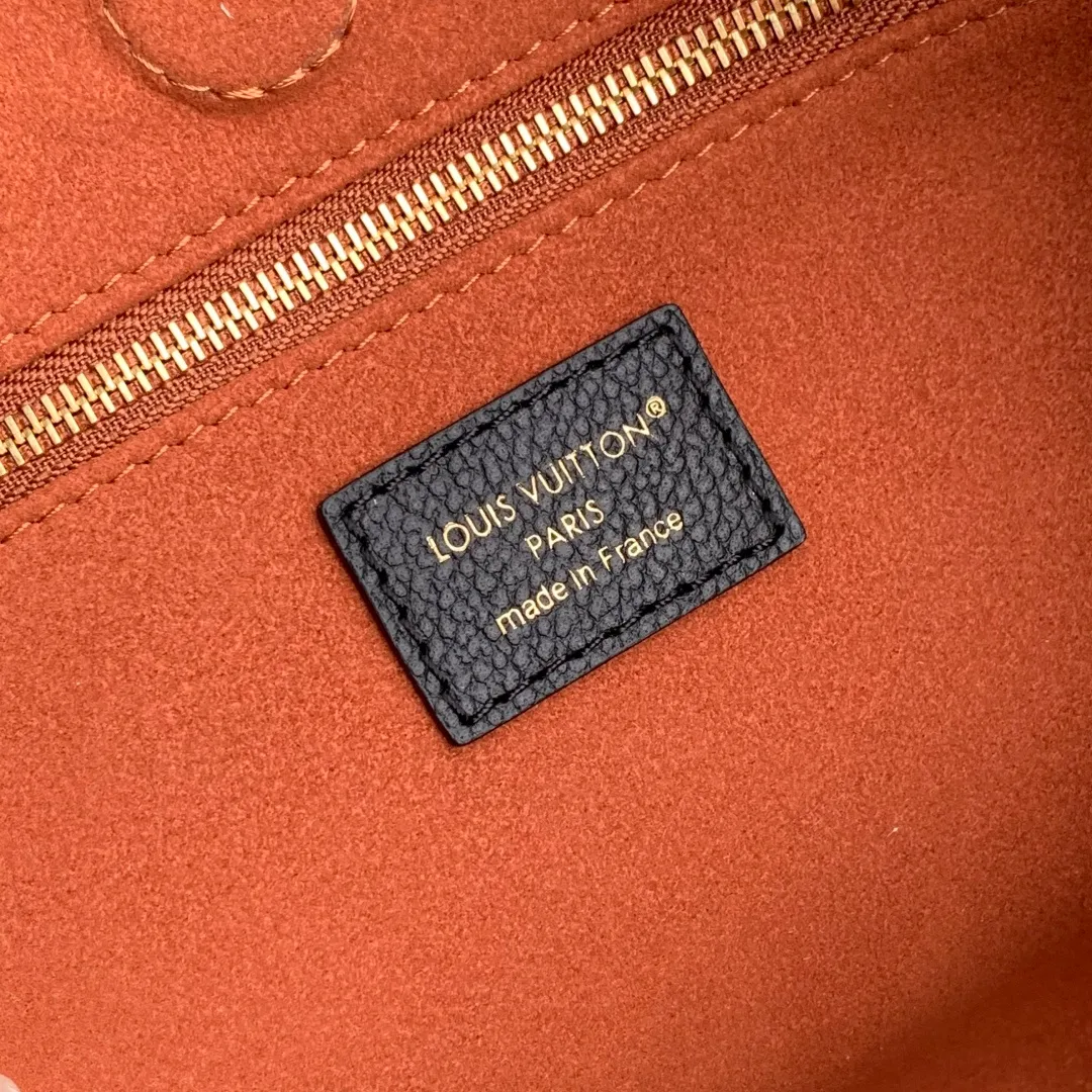 💰1140 (top layer leather) top original single M14414 black This Anytime PM is based on the Promenade handbag launched by the brand in 1988. It is an exquisite handbag suitable for day and night. The design is made of Monogram Empreinte leather and is embellished with the classic LV padlock, which can be buckled on the chain strap, giving it a modern feel. The bag is spacious enough to store daily essentials and can be carried in a variety of ways. 34 x 20 x 13 cm (length x height x width)