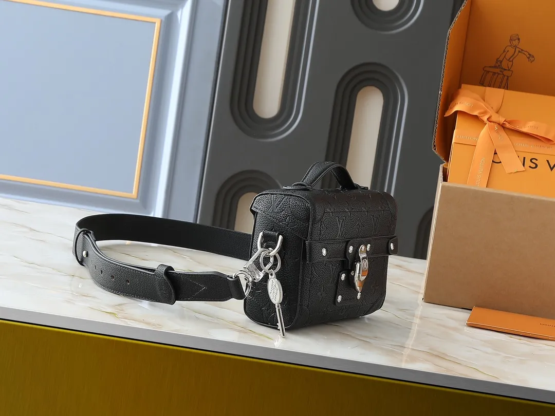 💰320💰Upgraded original M13871 embossed black M11743 black flower M11516 black M11535 presbyopia M12686 This Soul Trunk handbag is crafted by Pharrell Williams and is made of flexible LV Colorado cow leather with a grained texture. The Tumbler's magnetic clasp, rivets and top handles harken back to classic hard case elements, while a removable and adjustable shoulder strap completes the sophisticated details. Size: 19x15x7cm