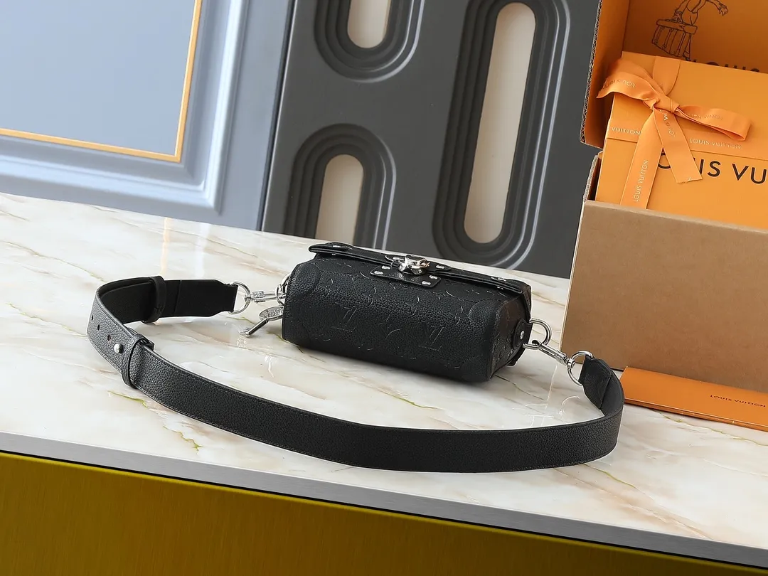💰320💰Upgraded original M13871 embossed black M11743 black flower M11516 black M11535 presbyopia M12686 This Soul Trunk handbag is crafted by Pharrell Williams and is made of flexible LV Colorado cow leather with a grained texture. The Tumbler's magnetic clasp, rivets and top handles harken back to classic hard case elements, while a removable and adjustable shoulder strap completes the sophisticated details. Size: 19x15x7cm